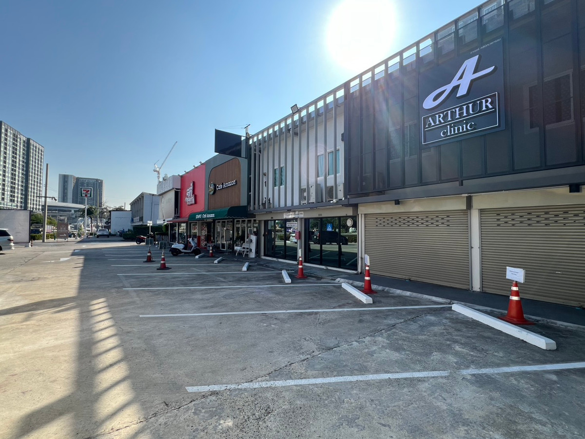 For RentShop HousePinklao, Charansanitwong : Commercial building for rent 📍 Prime location next to Phran Nok - New Road, near MRT Yaek Fai Chai, only 400 meters.