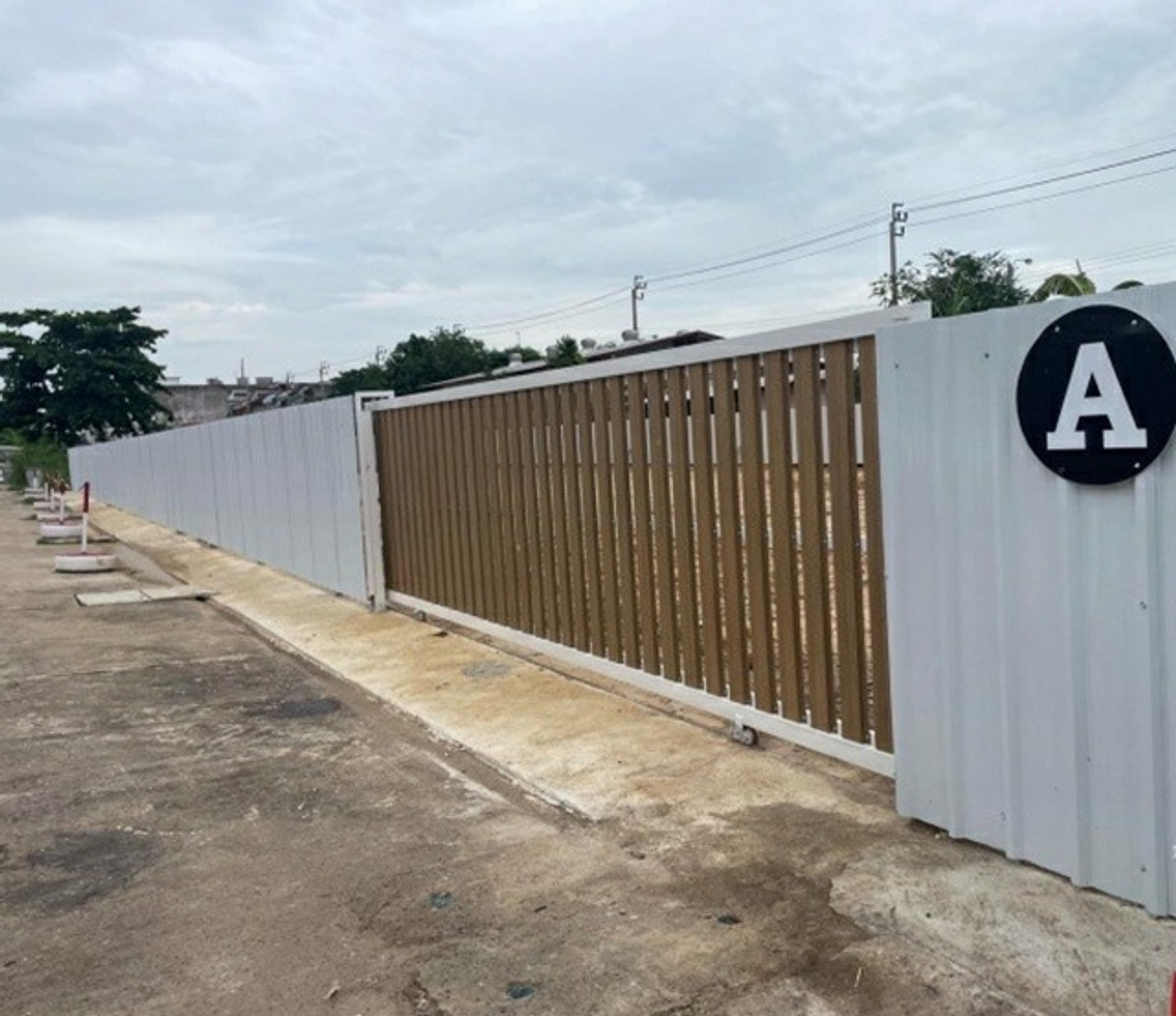 ให้เช่าที่ดินนวมินทร์ รามอินทรา : ล้อมรั้วเรียบร้อย MRT ตลาดมีนบุรี 2.7 กม.ที่ดิน ให้เช่ามีนบุรีถมแล้ว และคู้ขวา กรุงเทพฯ ทำเลดี 2 แปลง 100 ตร.วา.,200 ตร.วา.