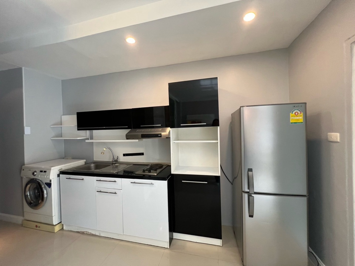 ให้เช่าคอนโดรัชดา ห้วยขวาง : 🏢 "กลางกรุง รีสอร์ท" คอนโดใจกลางเมืองที่ร่มรื่นที่สุด!(1นอน1น้ำ รับแขก)
ใกล้ ม.หอการค้า รับนักศึกษา 
✅ ห้องสะอาด แบ่งสัดส่วนดี น่าอยู่มาก
✅ ใกล้ MRT ห้วยขวาง / The Street / ตลาดห้วยขวาง