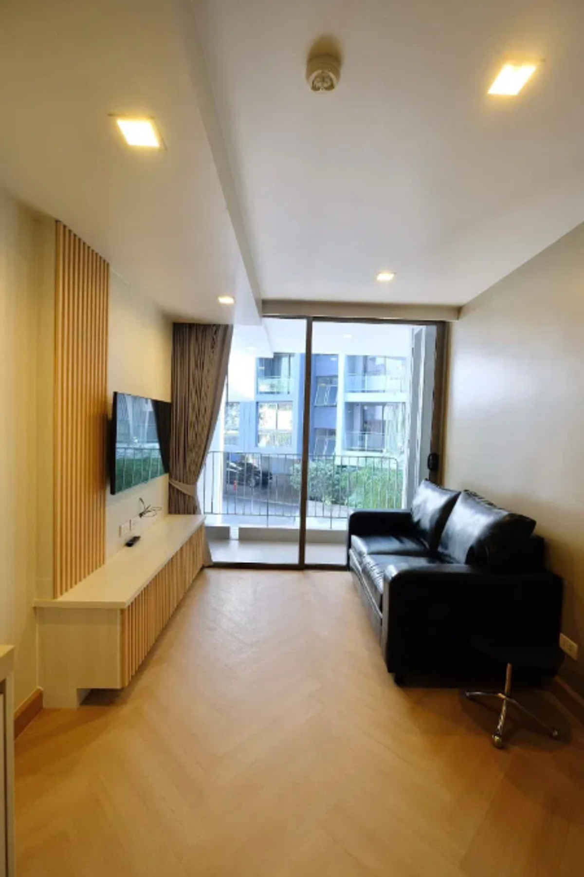 For RentCondoSukhumvit, Asoke, Thonglor : Downtown 49 35 sq.m. Please add LINE ID @806qphgn o8415o5483 