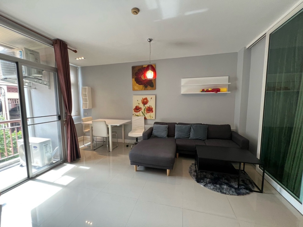 ให้เช่าคอนโดรัชดา ห้วยขวาง : 🏢 "กลางกรุง รีสอร์ท" คอนโดใจกลางเมืองที่ร่มรื่นที่สุด!(1นอน1น้ำ รับแขก)
ใกล้ ม.หอการค้า รับนักศึกษา 
✅ ห้องสะอาด แบ่งสัดส่วนดี น่าอยู่มาก
✅ ใกล้ MRT ห้วยขวาง / The Street / ตลาดห้วยขวาง