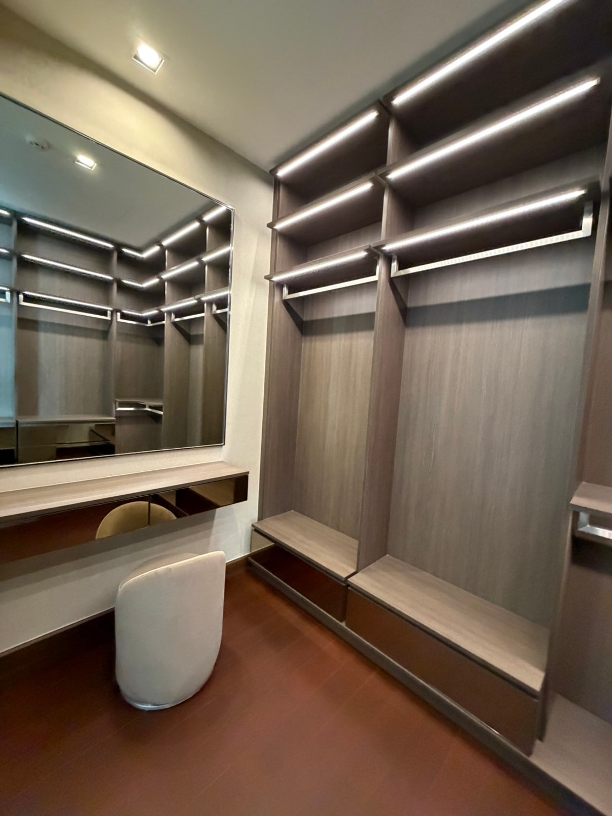 For RentCondoNana, North Nana,Sukhumvit13, Soi Nana : Q1 Sukhumvit, luxury condo, 3 bedrooms, 147.5 sq m, next to BTS Nana, new room.