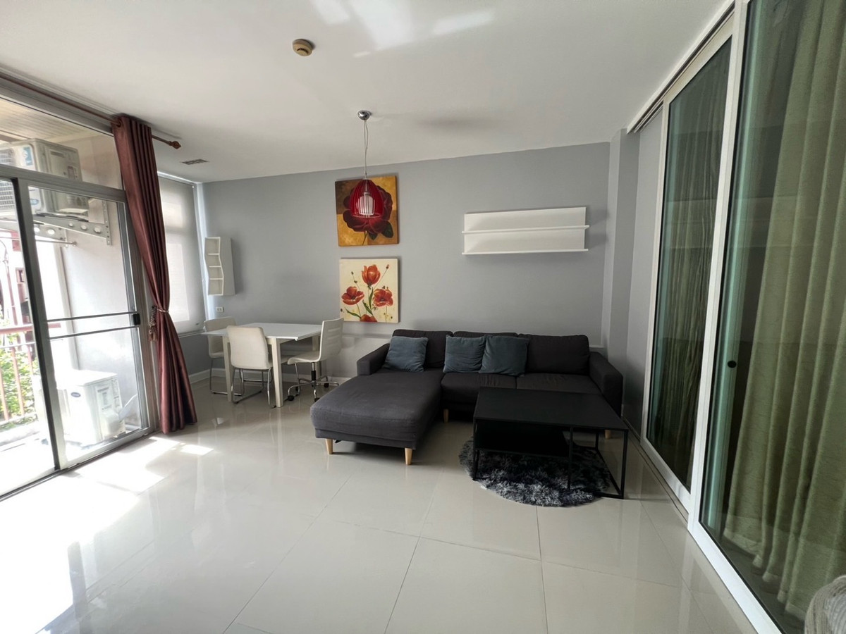 ให้เช่าคอนโดรัชดา ห้วยขวาง : 🏢 "กลางกรุง รีสอร์ท" คอนโดใจกลางเมืองที่ร่มรื่นที่สุด!(1นอน1น้ำ รับแขก)
ใกล้ ม.หอการค้า รับนักศึกษา 
✅ ห้องสะอาด แบ่งสัดส่วนดี น่าอยู่มาก
✅ ใกล้ MRT ห้วยขวาง / The Street / ตลาดห้วยขวาง