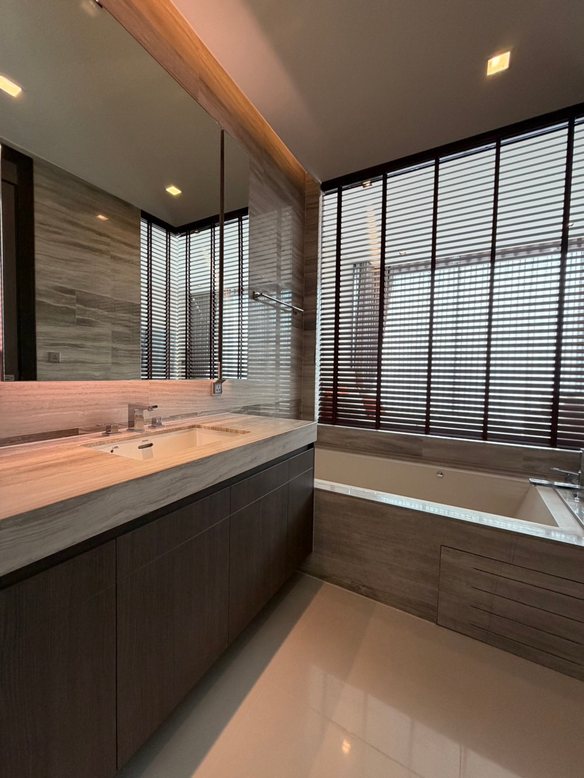 For RentCondoNana, North Nana,Sukhumvit13, Soi Nana : Q1 Sukhumvit, luxury condo, 3 bedrooms, 147.5 sq m, next to BTS Nana, new room.