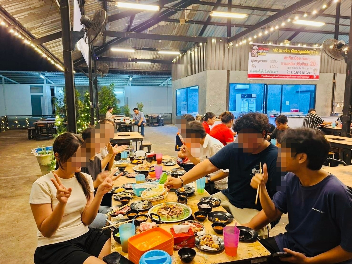 For LeaseholdRetail SpaceNonthaburi, Bang Yai, Bangbuathong : Urgent sale: Moo Kratha-Buffet Restaurant, Nonthaburi, Talat Khwan, Rewadi Road, investment in the millions. Opposite 7-Eleven there is parking.