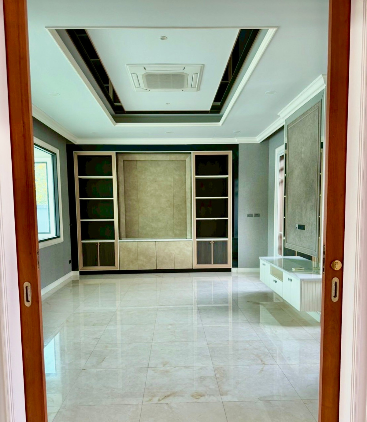 For RentVipawadee, Don Mueang, Lak Si : For Rent: Luxury Private Pool Villa on 1-Rai Land | Sanwhee 5 Area | Spacious Family Home A rare custom-built luxury detached pool villa on a large 1-rai land plot, offering expansive living space