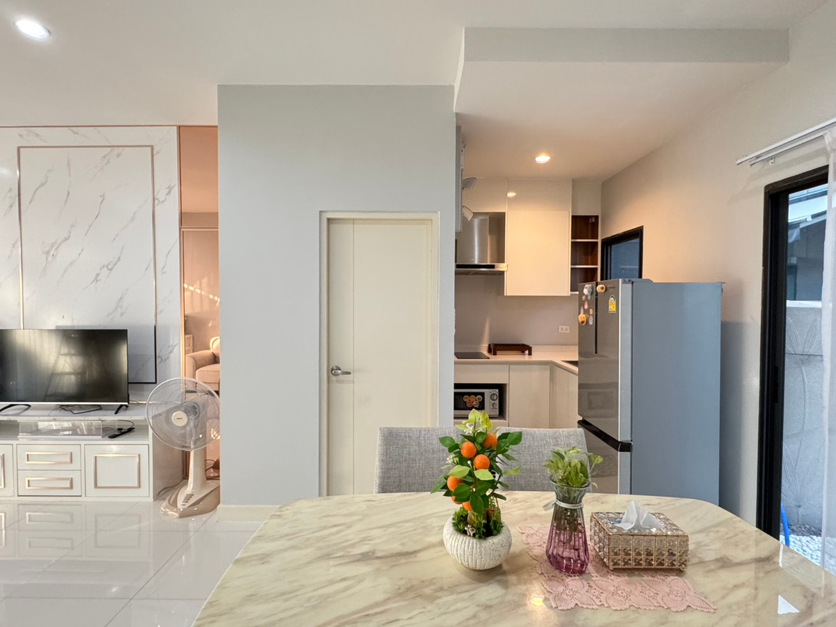 For RentTownhomeMin Buri, Romklao : Townhouse for rent Krungtap-Kreetha-Rama 9 Rd, newly decorated beautiful fully furnished.