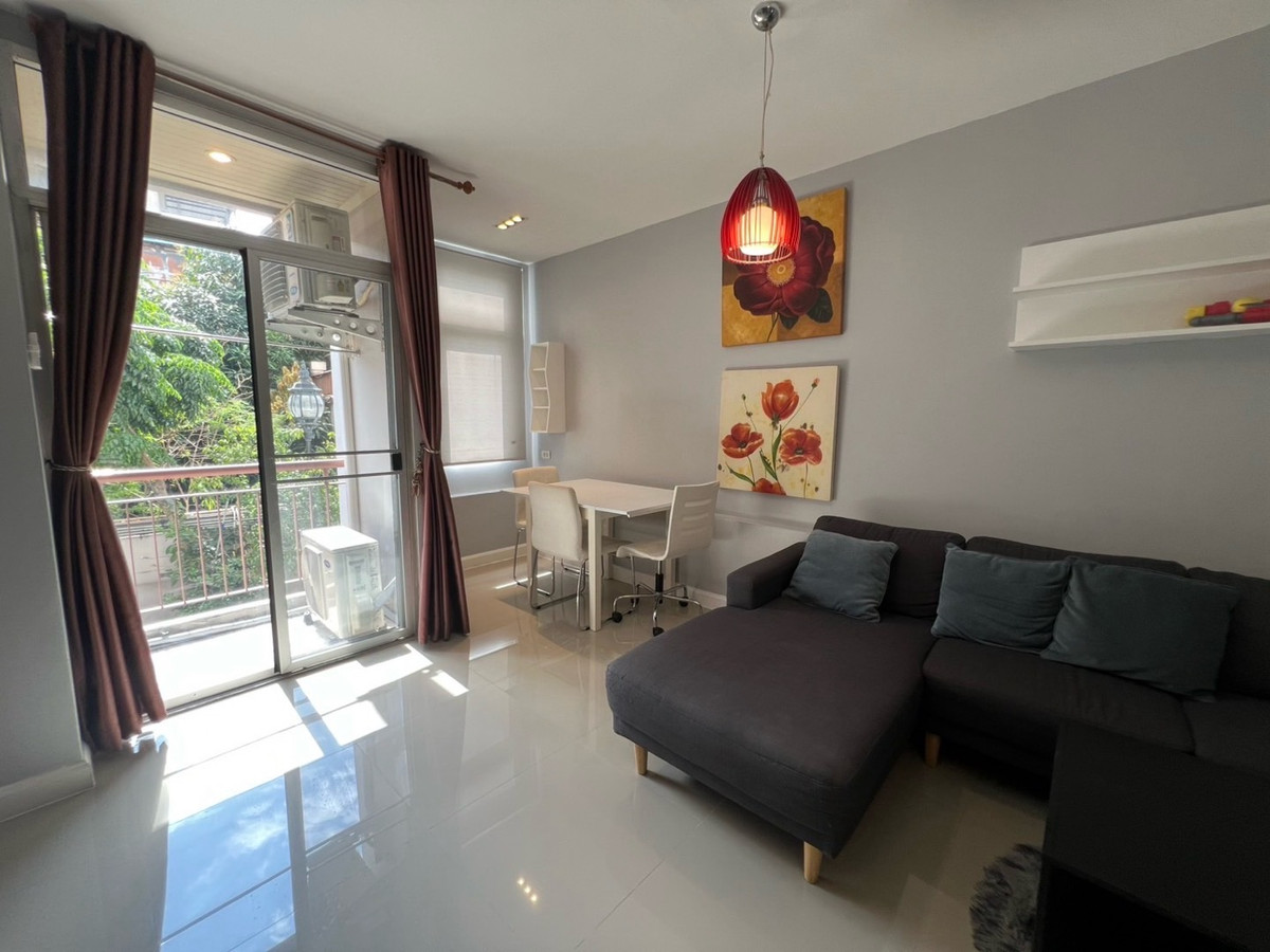 ให้เช่าคอนโดรัชดา ห้วยขวาง : 🏢 "กลางกรุง รีสอร์ท" คอนโดใจกลางเมืองที่ร่มรื่นที่สุด!(1นอน1น้ำ รับแขก)
ใกล้ ม.หอการค้า รับนักศึกษา 
✅ ห้องสะอาด แบ่งสัดส่วนดี น่าอยู่มาก
✅ ใกล้ MRT ห้วยขวาง / The Street / ตลาดห้วยขวาง