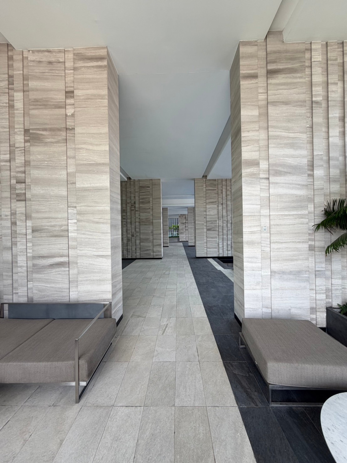 For RentCondoNana, North Nana,Sukhumvit13, Soi Nana : Q1 Sukhumvit, luxury condo, 3 bedrooms, 147.5 sq m, next to BTS Nana, new room.