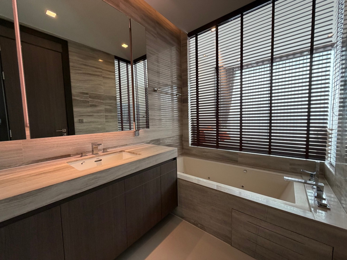 For RentCondoNana, North Nana,Sukhumvit13, Soi Nana : Q1 Sukhumvit, luxury condo, 3 bedrooms, 147.5 sq m, next to BTS Nana, new room.