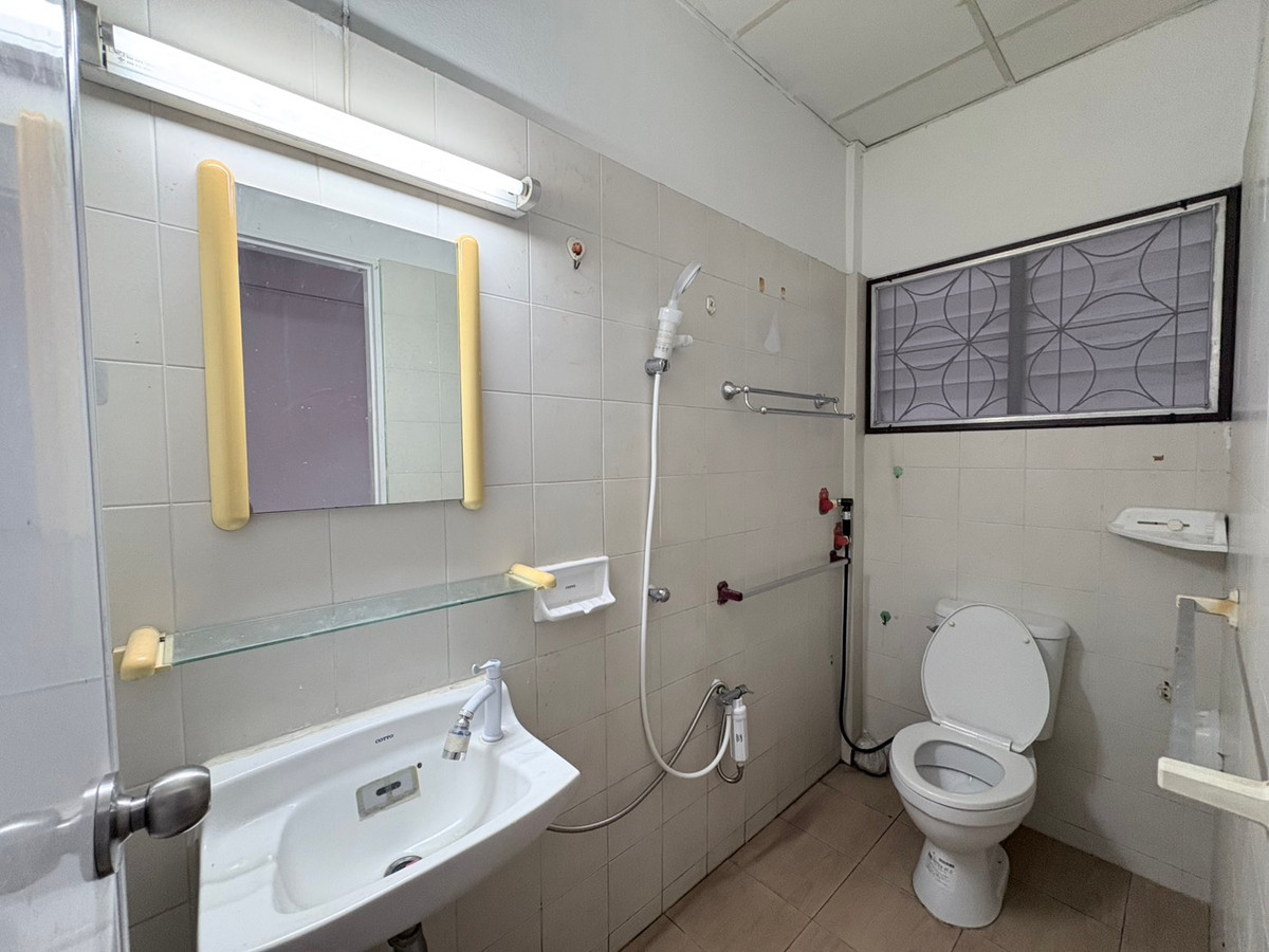 For SaleTownhomeRattanathibet, Sanambinna : 2-story townhouse for sale, The Emerald Park Village, Soi Rewadi 61, Tiwanon Road, near the Purple and Pink Lines.