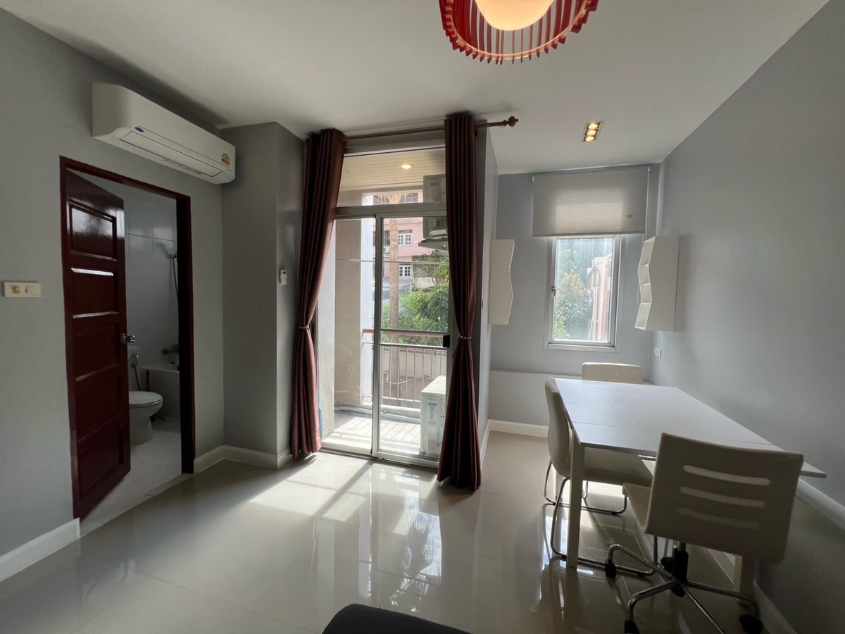 ให้เช่าคอนโดรัชดา ห้วยขวาง : 🏢 "กลางกรุง รีสอร์ท" คอนโดใจกลางเมืองที่ร่มรื่นที่สุด!(1นอน1น้ำ รับแขก)
ใกล้ ม.หอการค้า รับนักศึกษา 
✅ ห้องสะอาด แบ่งสัดส่วนดี น่าอยู่มาก
✅ ใกล้ MRT ห้วยขวาง / The Street / ตลาดห้วยขวาง