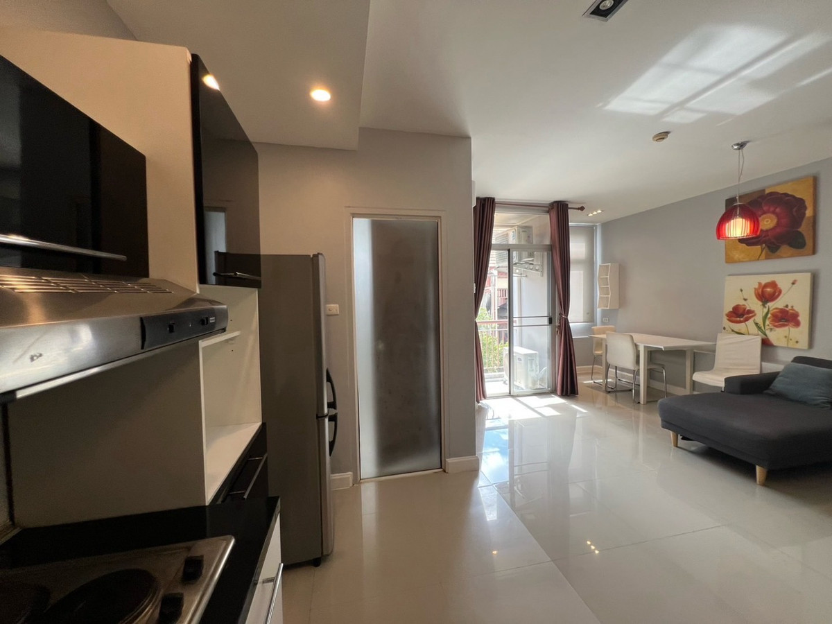 ให้เช่าคอนโดรัชดา ห้วยขวาง : 🏢 "กลางกรุง รีสอร์ท" คอนโดใจกลางเมืองที่ร่มรื่นที่สุด!(1นอน1น้ำ รับแขก)
ใกล้ ม.หอการค้า รับนักศึกษา 
✅ ห้องสะอาด แบ่งสัดส่วนดี น่าอยู่มาก
✅ ใกล้ MRT ห้วยขวาง / The Street / ตลาดห้วยขวาง