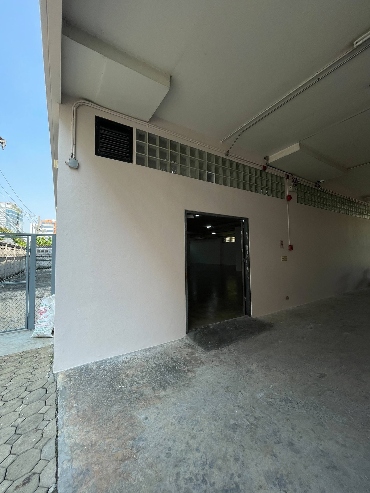 For RentOfficeRatchadapisek, Huaikwang, Suttisan : F&B Shop space for rent,  office space for rent  Olympia Thai Service, near MRT Ratchadaphisek, 1st floor, size 26.5 sq m, rent 13,250 Baht/month.