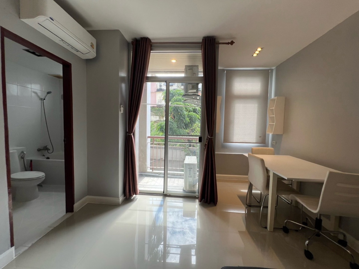 ให้เช่าคอนโดรัชดา ห้วยขวาง : 🏢 "กลางกรุง รีสอร์ท" คอนโดใจกลางเมืองที่ร่มรื่นที่สุด!(1นอน1น้ำ รับแขก)
ใกล้ ม.หอการค้า รับนักศึกษา 
✅ ห้องสะอาด แบ่งสัดส่วนดี น่าอยู่มาก
✅ ใกล้ MRT ห้วยขวาง / The Street / ตลาดห้วยขวาง