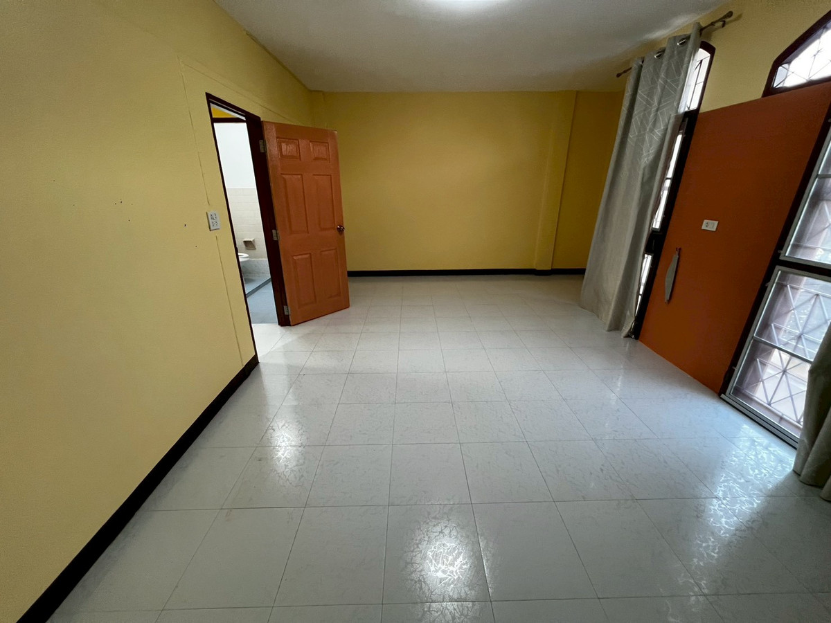 ให้เช่าทาวน์โฮมบางซื่อ วงศ์สว่าง เตาปูน : บ้านพร้อมที่ดินใหญ่ ติดตลาดบองมาร์เช่ 3ห้องนอน รีโนเวทใหม่