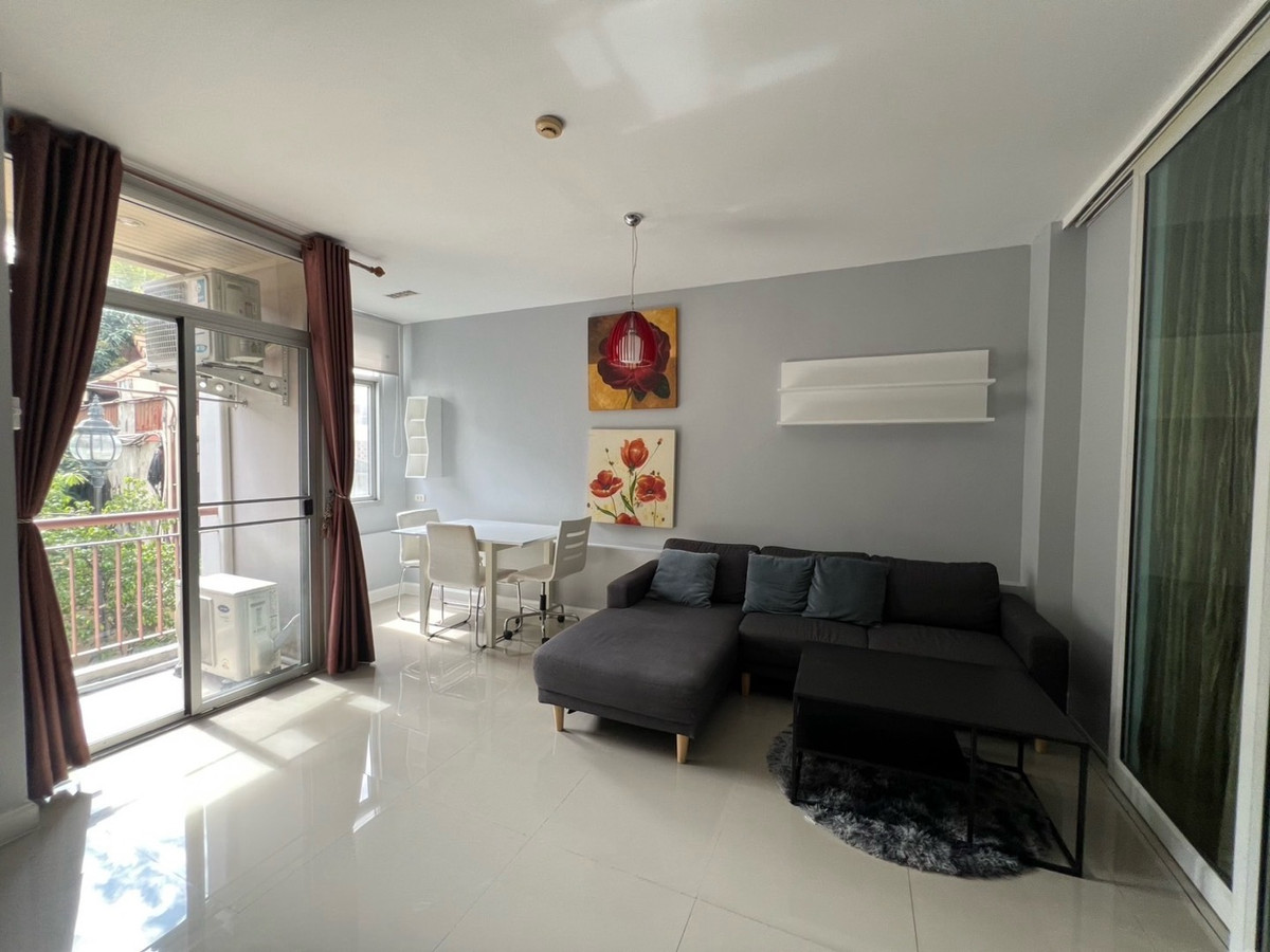 ให้เช่าคอนโดรัชดา ห้วยขวาง : 🏢 "กลางกรุง รีสอร์ท" คอนโดใจกลางเมืองที่ร่มรื่นที่สุด!(1นอน1น้ำ รับแขก)
ใกล้ ม.หอการค้า รับนักศึกษา 
✅ ห้องสะอาด แบ่งสัดส่วนดี น่าอยู่มาก
✅ ใกล้ MRT ห้วยขวาง / The Street / ตลาดห้วยขวาง