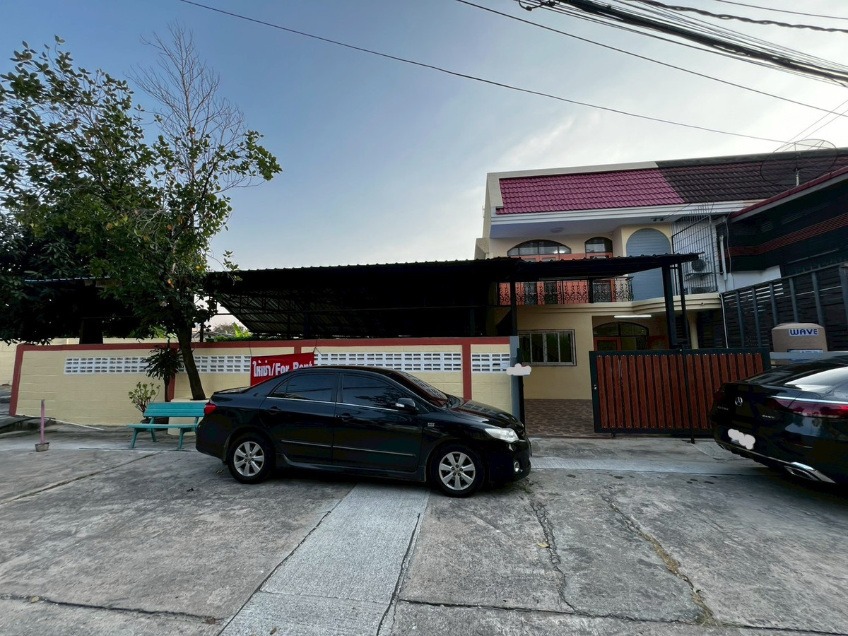 ให้เช่าทาวน์โฮมบางซื่อ วงศ์สว่าง เตาปูน : บ้านพร้อมที่ดินใหญ่ ติดตลาดบองมาร์เช่ 3ห้องนอน รีโนเวทใหม่