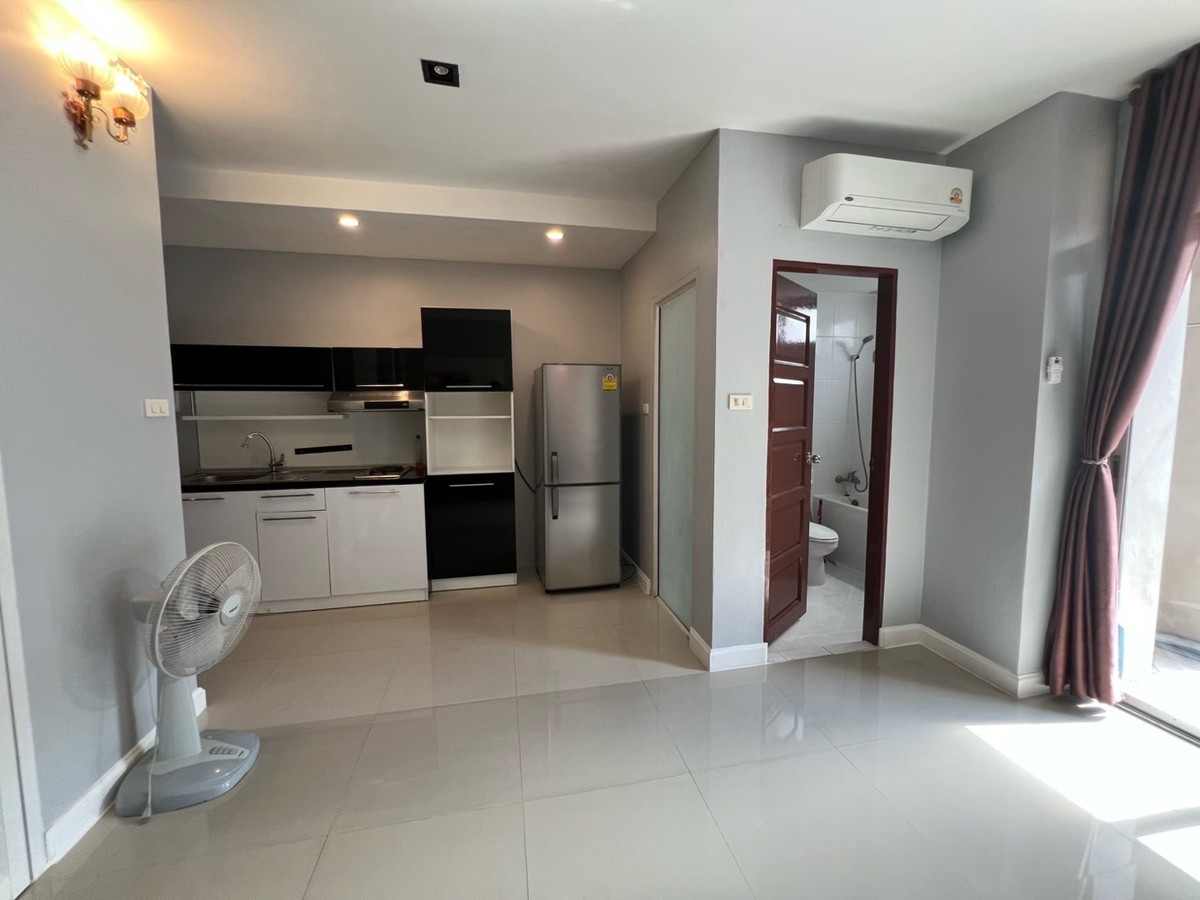 ให้เช่าคอนโดรัชดา ห้วยขวาง : 🏢 "กลางกรุง รีสอร์ท" คอนโดใจกลางเมืองที่ร่มรื่นที่สุด!(1นอน1น้ำ รับแขก)
ใกล้ ม.หอการค้า รับนักศึกษา 
✅ ห้องสะอาด แบ่งสัดส่วนดี น่าอยู่มาก
✅ ใกล้ MRT ห้วยขวาง / The Street / ตลาดห้วยขวาง