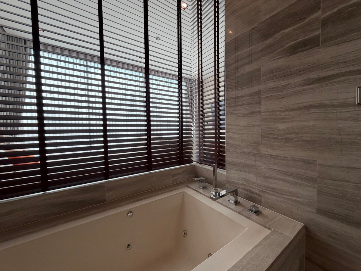 For RentCondoNana, North Nana,Sukhumvit13, Soi Nana : Q1 Sukhumvit, luxury condo, 3 bedrooms, 147.5 sq m, next to BTS Nana, new room.