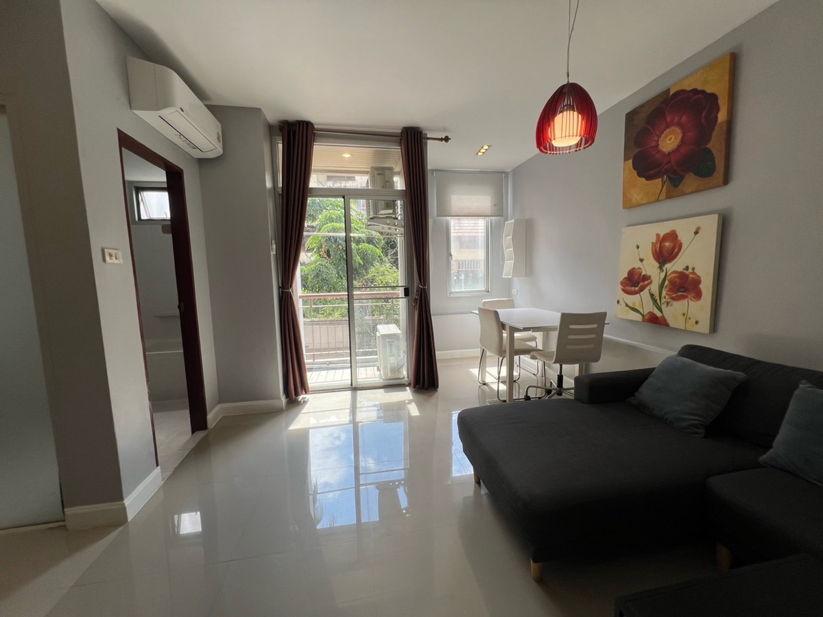 ให้เช่าคอนโดรัชดา ห้วยขวาง : 🏢 "กลางกรุง รีสอร์ท" คอนโดใจกลางเมืองที่ร่มรื่นที่สุด!(1นอน1น้ำ รับแขก)
ใกล้ ม.หอการค้า รับนักศึกษา 
✅ ห้องสะอาด แบ่งสัดส่วนดี น่าอยู่มาก
✅ ใกล้ MRT ห้วยขวาง / The Street / ตลาดห้วยขวาง