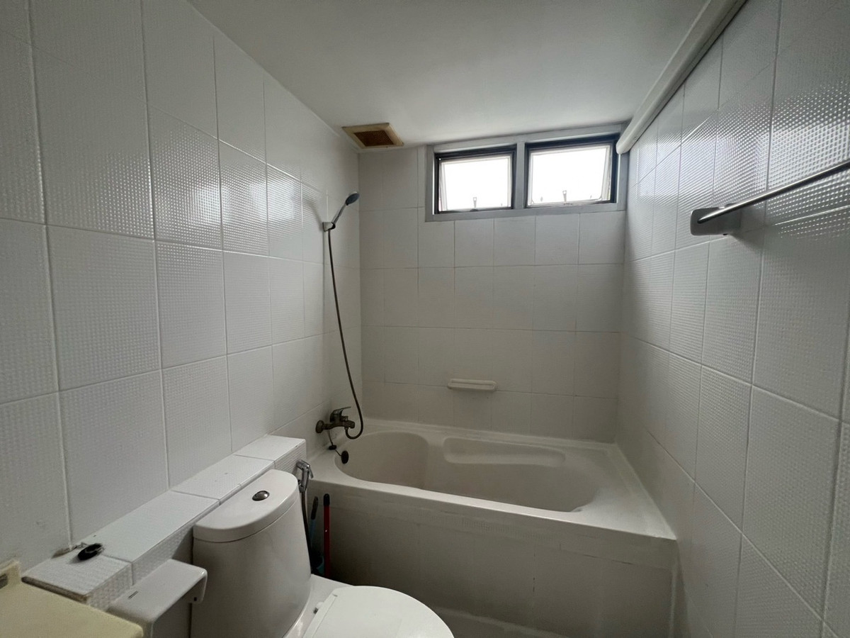 ให้เช่าคอนโดรัชดา ห้วยขวาง : 🏢 "กลางกรุง รีสอร์ท" คอนโดใจกลางเมืองที่ร่มรื่นที่สุด!(1นอน1น้ำ รับแขก)
ใกล้ ม.หอการค้า รับนักศึกษา 
✅ ห้องสะอาด แบ่งสัดส่วนดี น่าอยู่มาก
✅ ใกล้ MRT ห้วยขวาง / The Street / ตลาดห้วยขวาง