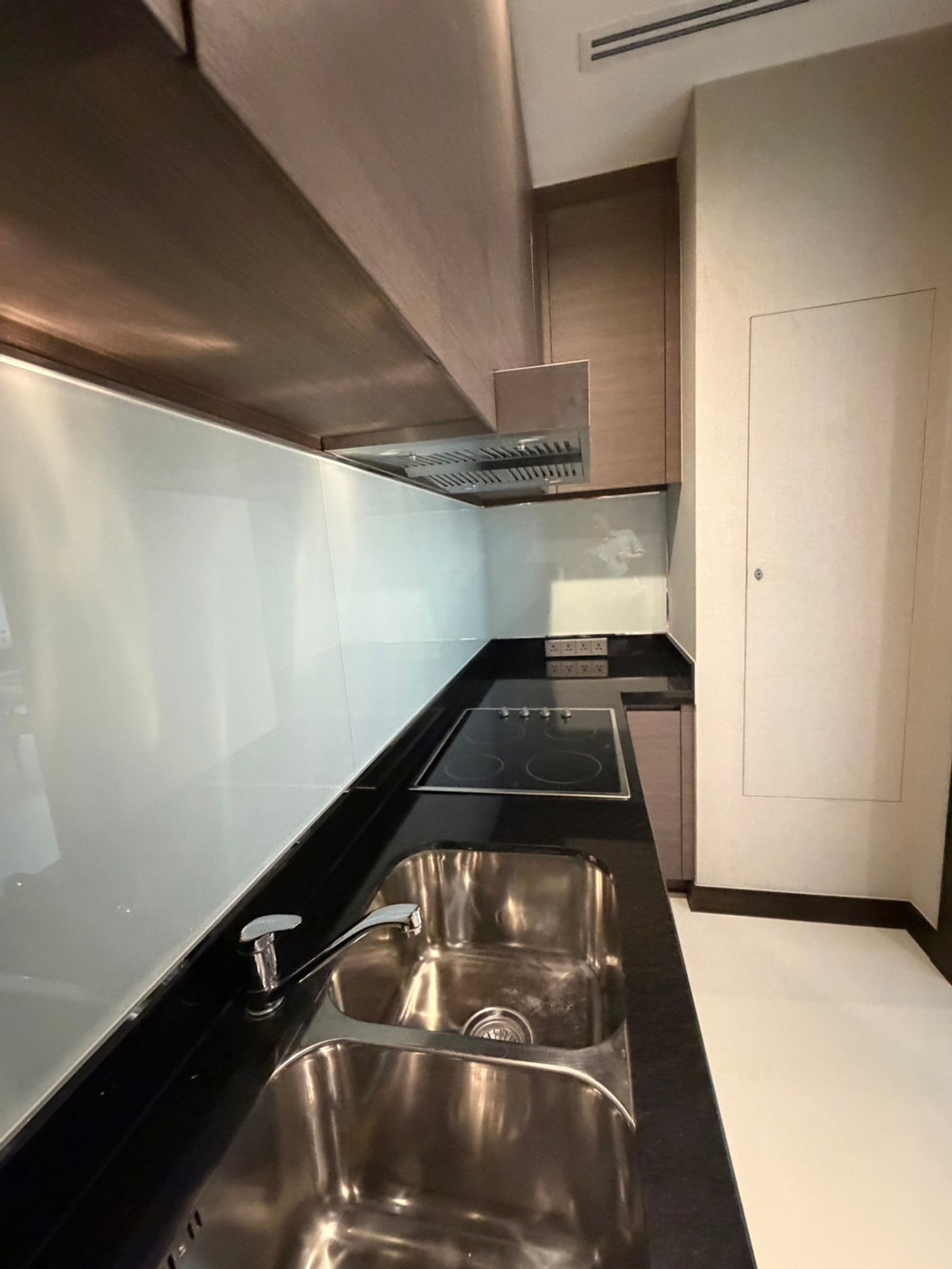 For RentCondoNana, North Nana,Sukhumvit13, Soi Nana : Q1 Sukhumvit, luxury condo, 3 bedrooms, 147.5 sq m, next to BTS Nana, new room.