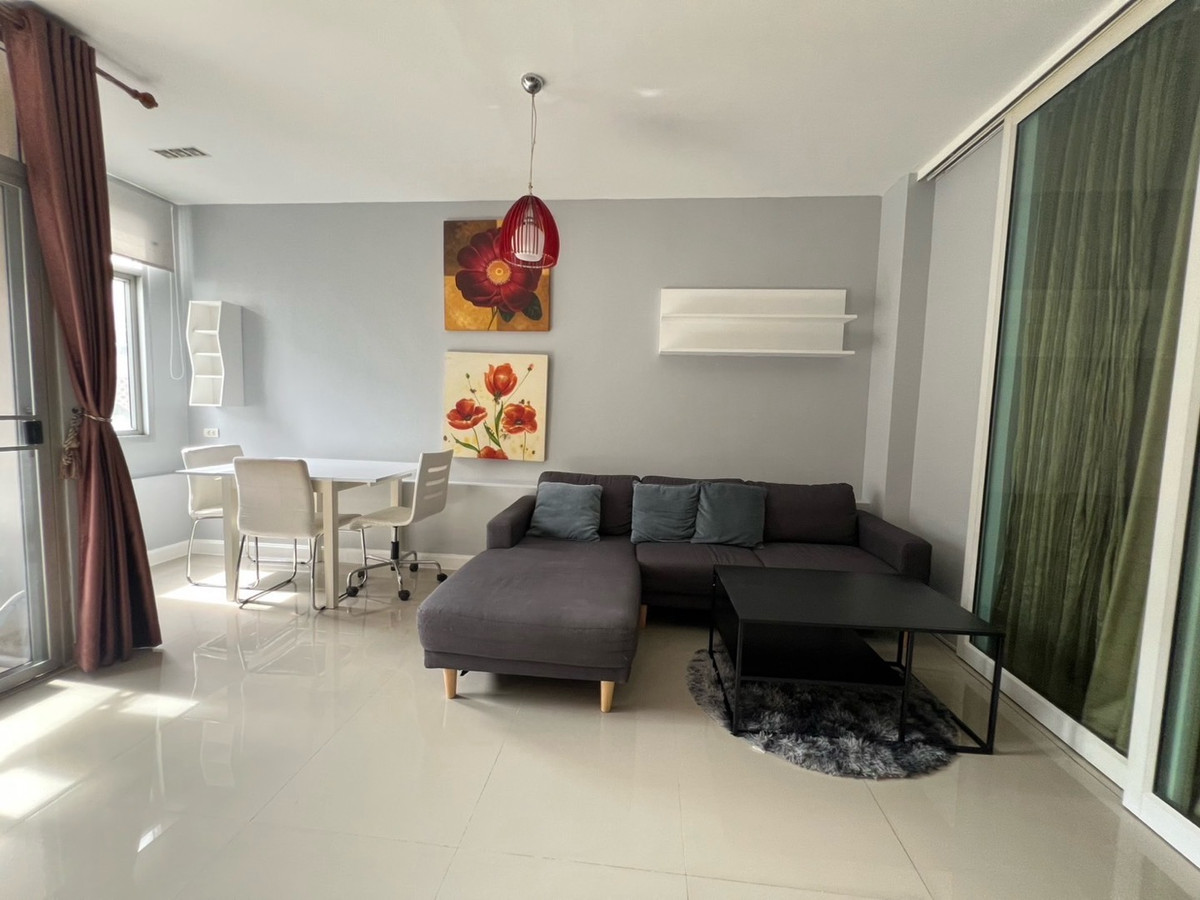 ให้เช่าคอนโดรัชดา ห้วยขวาง : 🏢 "กลางกรุง รีสอร์ท" คอนโดใจกลางเมืองที่ร่มรื่นที่สุด!(1นอน1น้ำ รับแขก)
ใกล้ ม.หอการค้า รับนักศึกษา 
✅ ห้องสะอาด แบ่งสัดส่วนดี น่าอยู่มาก
✅ ใกล้ MRT ห้วยขวาง / The Street / ตลาดห้วยขวาง