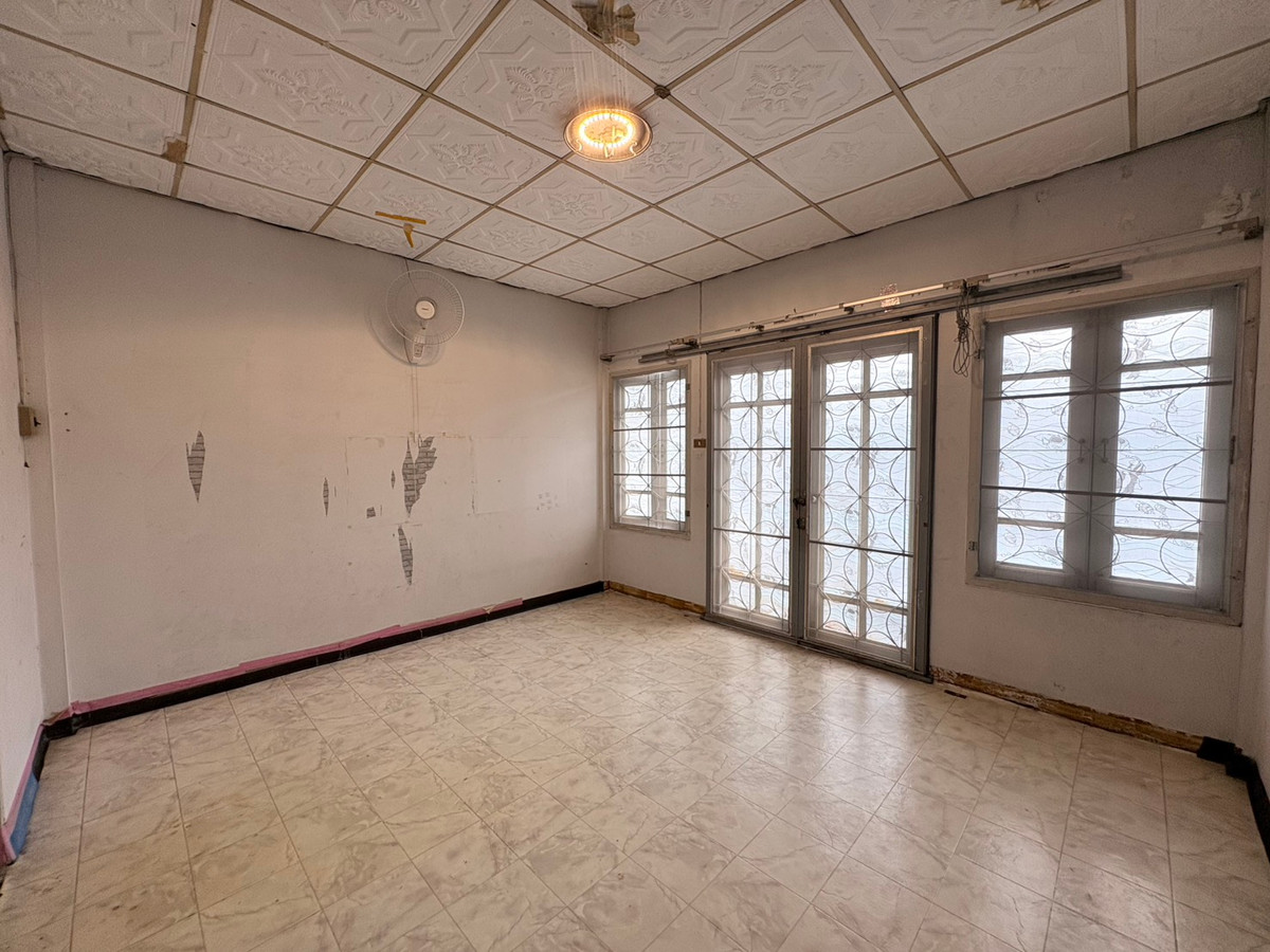 For SaleTownhomeRattanathibet, Sanambinna : 2-story townhouse for sale, The Emerald Park Village, Soi Rewadi 61, Tiwanon Road, near the Purple and Pink Lines.