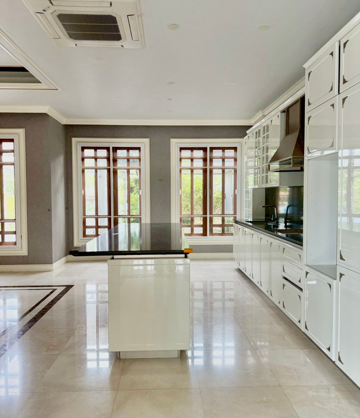 For RentVipawadee, Don Mueang, Lak Si : For Rent: Luxury Private Pool Villa on 1-Rai Land | Sanwhee 5 Area | Spacious Family Home A rare custom-built luxury detached pool villa on a large 1-rai land plot, offering expansive living space