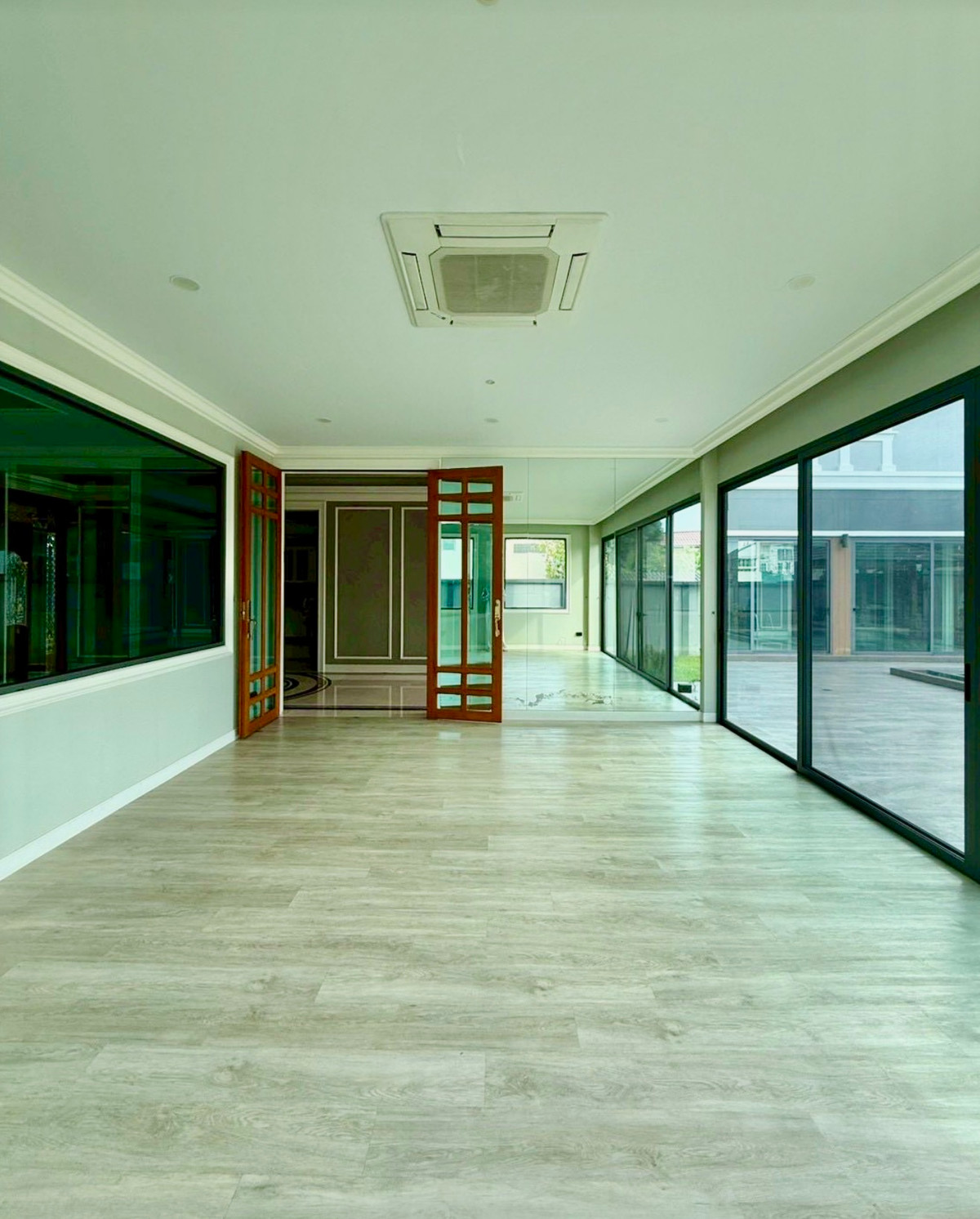 For RentVipawadee, Don Mueang, Lak Si : For Rent: Luxury Private Pool Villa on 1-Rai Land | Sanwhee 5 Area | Spacious Family Home A rare custom-built luxury detached pool villa on a large 1-rai land plot, offering expansive living space