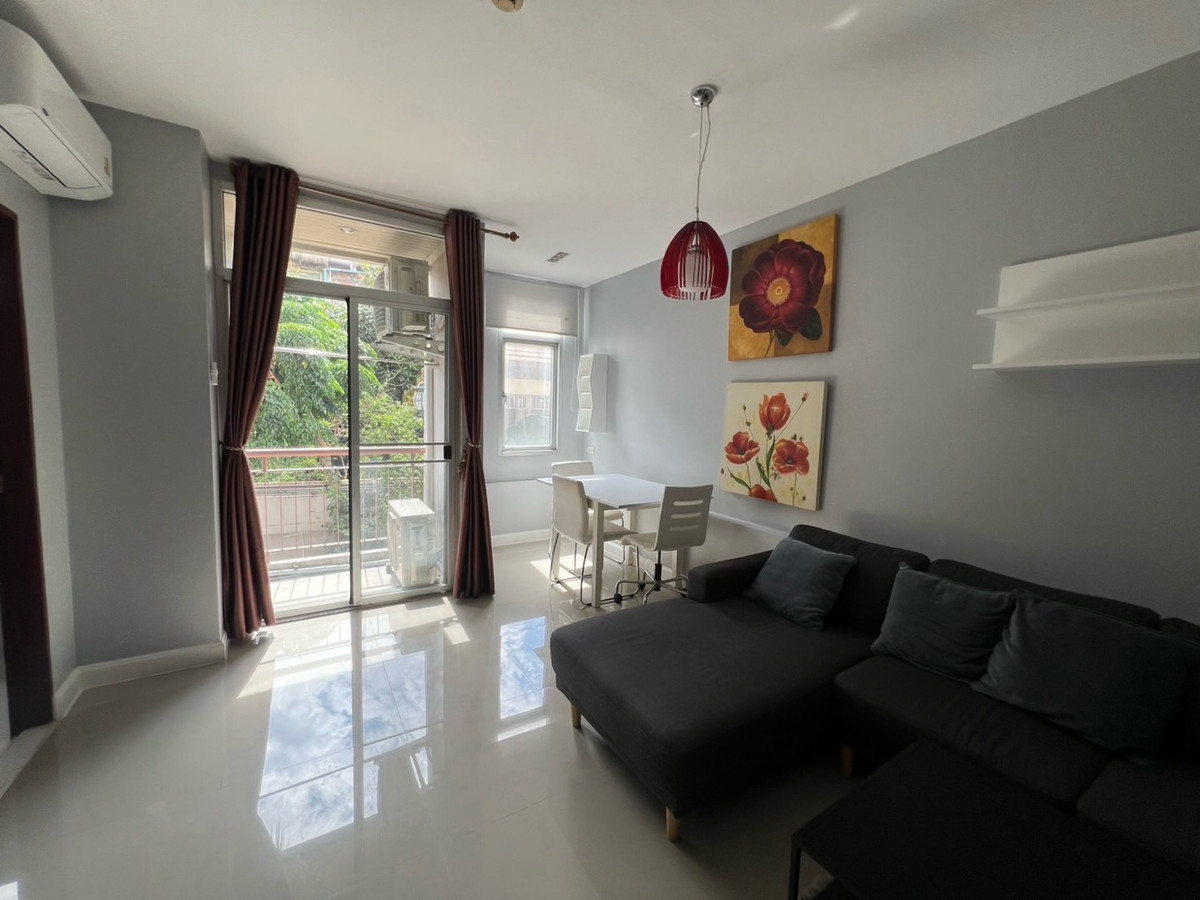 ให้เช่าคอนโดรัชดา ห้วยขวาง : 🏢 "กลางกรุง รีสอร์ท" คอนโดใจกลางเมืองที่ร่มรื่นที่สุด!(1นอน1น้ำ รับแขก)
ใกล้ ม.หอการค้า รับนักศึกษา 
✅ ห้องสะอาด แบ่งสัดส่วนดี น่าอยู่มาก
✅ ใกล้ MRT ห้วยขวาง / The Street / ตลาดห้วยขวาง