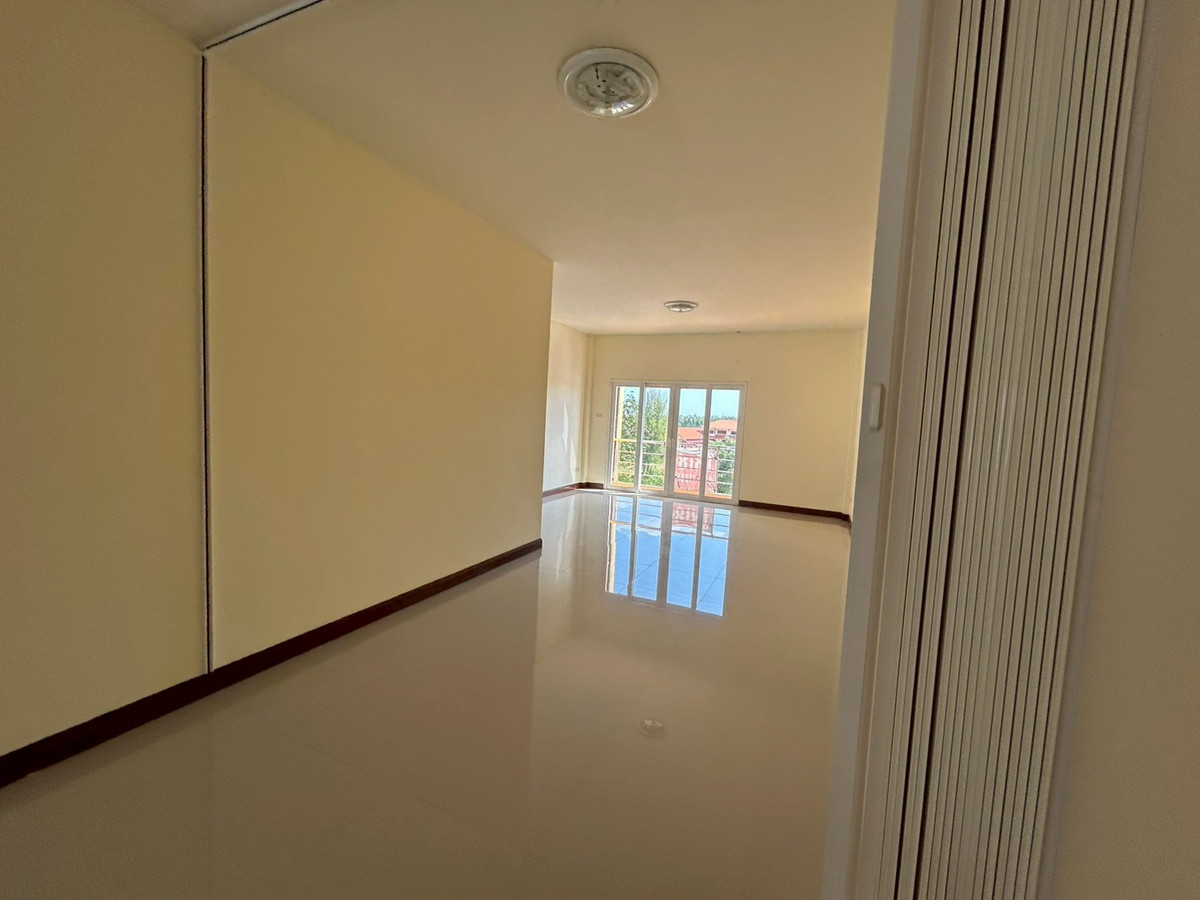 For RentShop HouseRayong : For rent, commercial building/shophouse, 3 floors, next to Buraphapat Road, Ban Chang, Rayong.