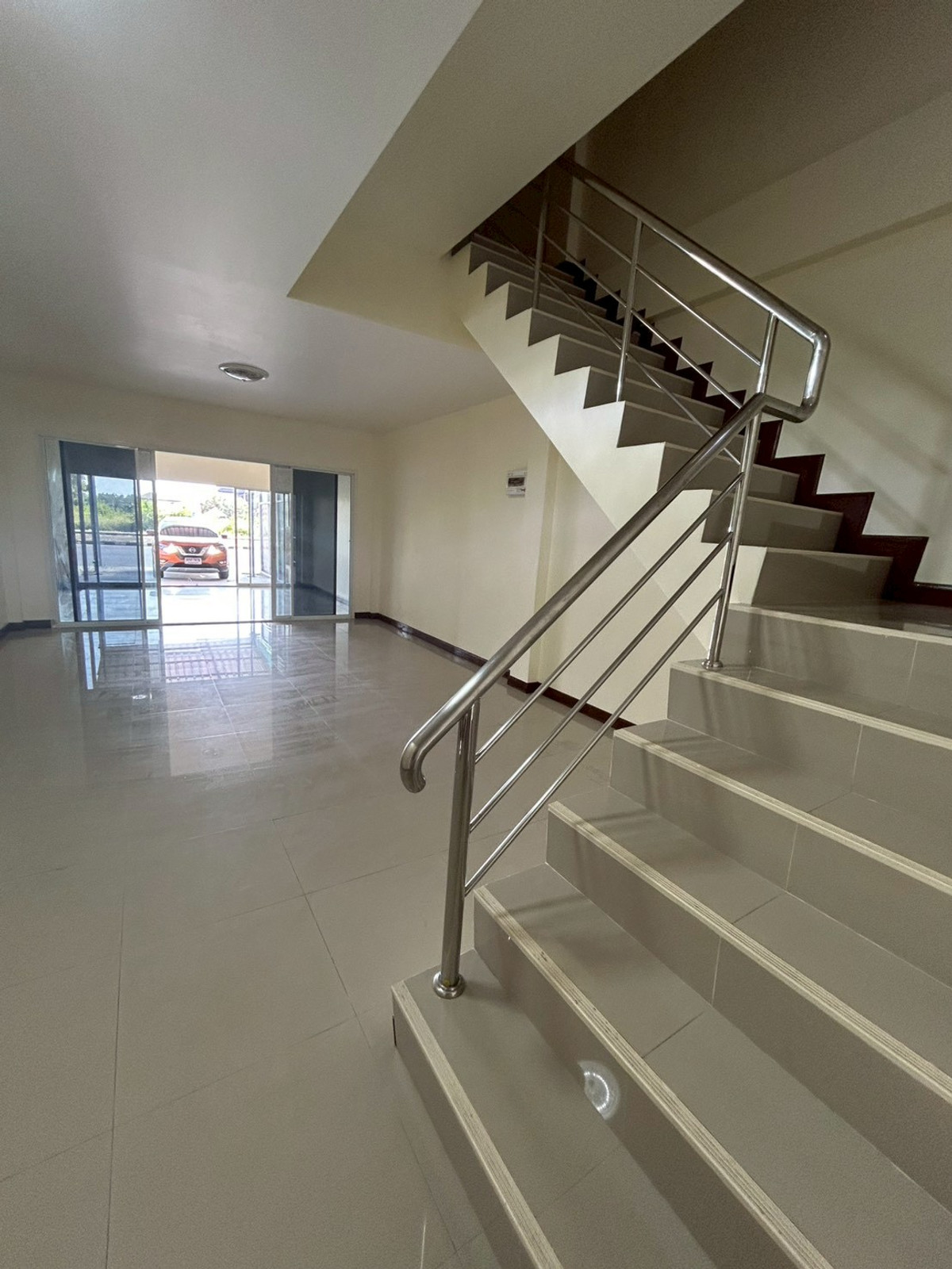 For RentShop HouseRayong : For rent, commercial building/shophouse, 3 floors, next to Buraphapat Road, Ban Chang, Rayong.