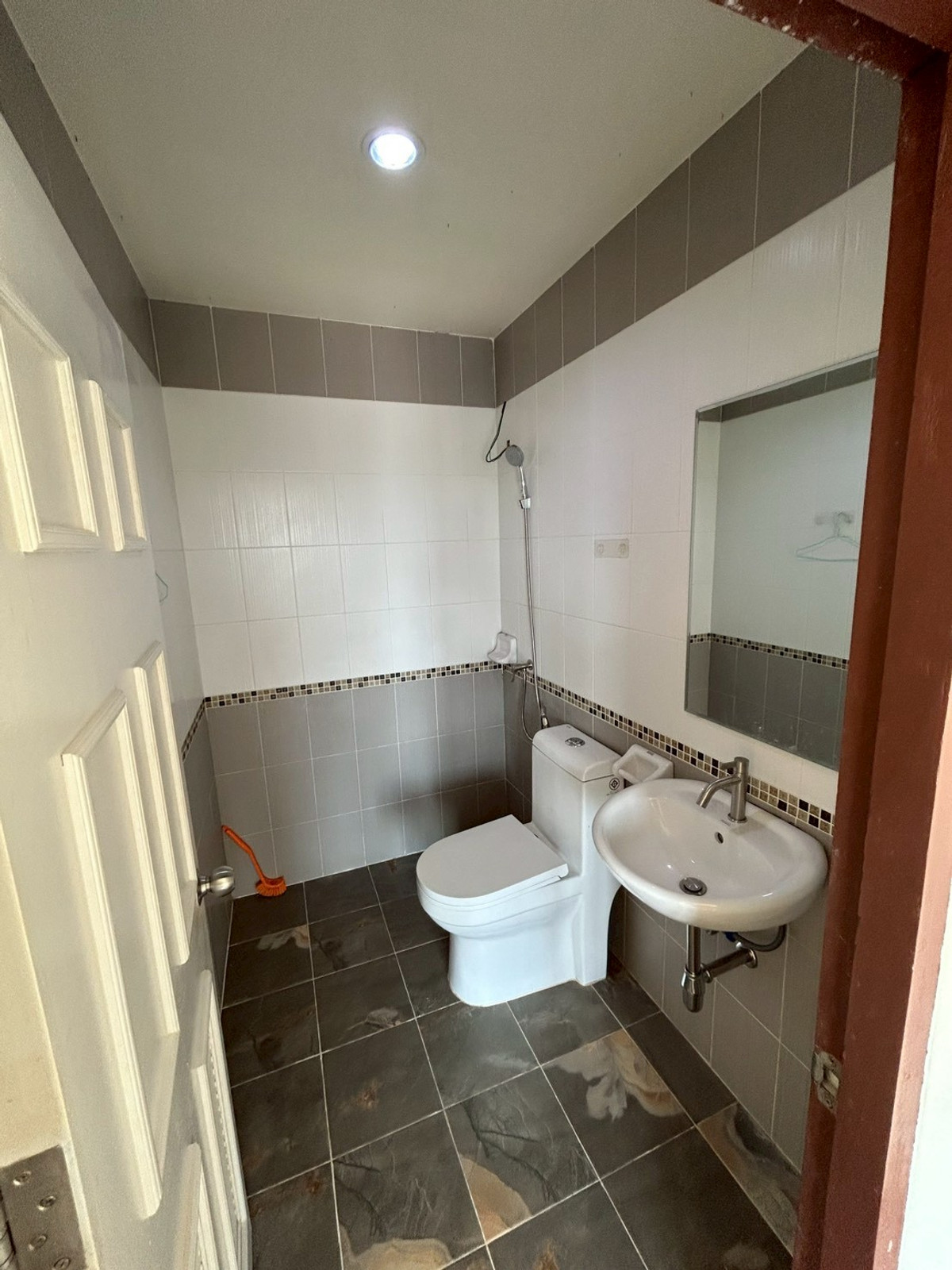 For RentShop HouseRayong : For rent, commercial building/shophouse, 3 floors, next to Buraphapat Road, Ban Chang, Rayong.