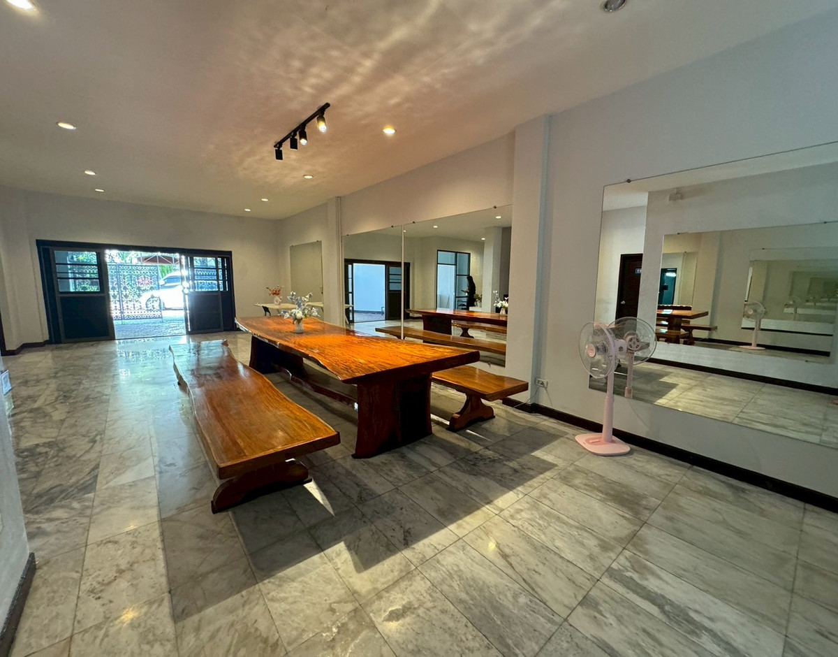 For RentTownhomeSukhumvit, Asoke, Thonglor : Large Townhouse in Good Condition, Ekkamai – Only 5 Minutes to BTS ** NO CO-AGENT ** 