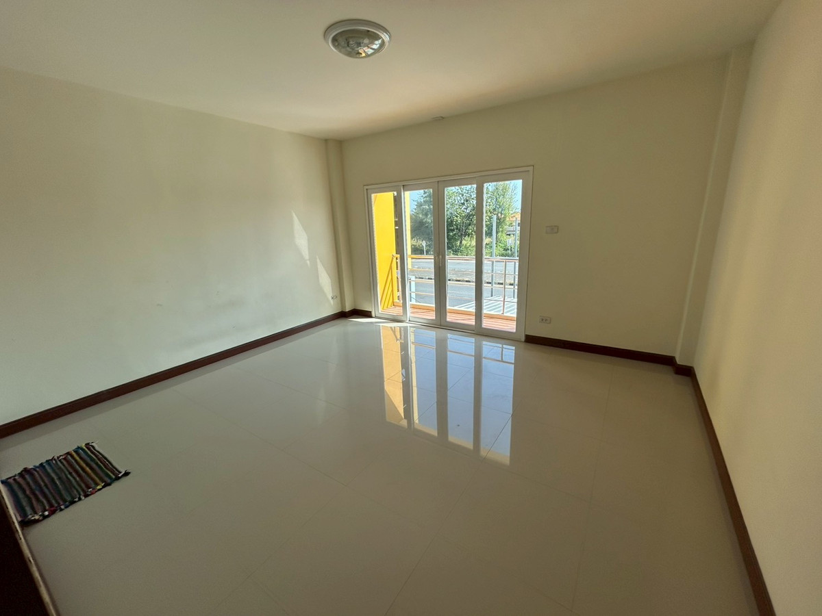 For RentShop HouseRayong : For rent, commercial building/shophouse, 3 floors, next to Buraphapat Road, Ban Chang, Rayong.