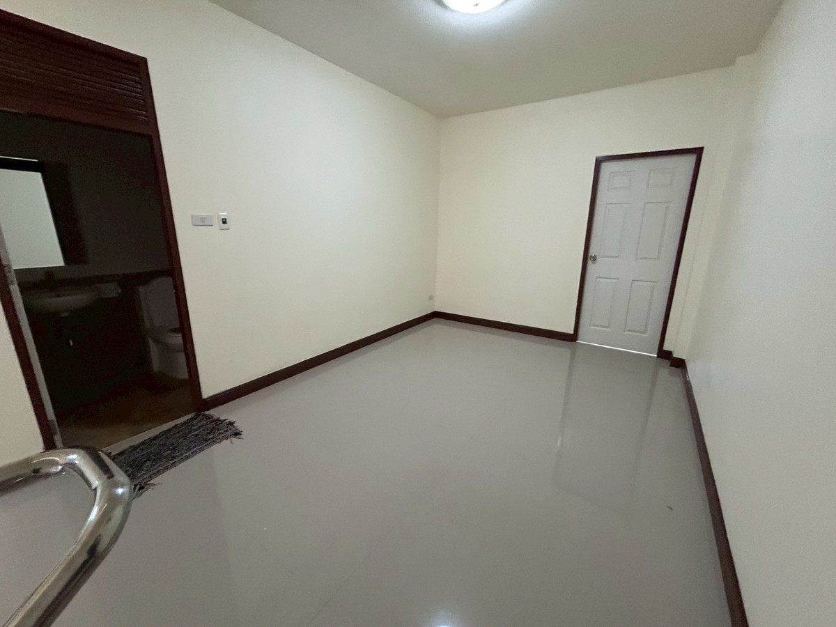 For RentShop HouseRayong : For rent, commercial building/shophouse, 3 floors, next to Buraphapat Road, Ban Chang, Rayong.