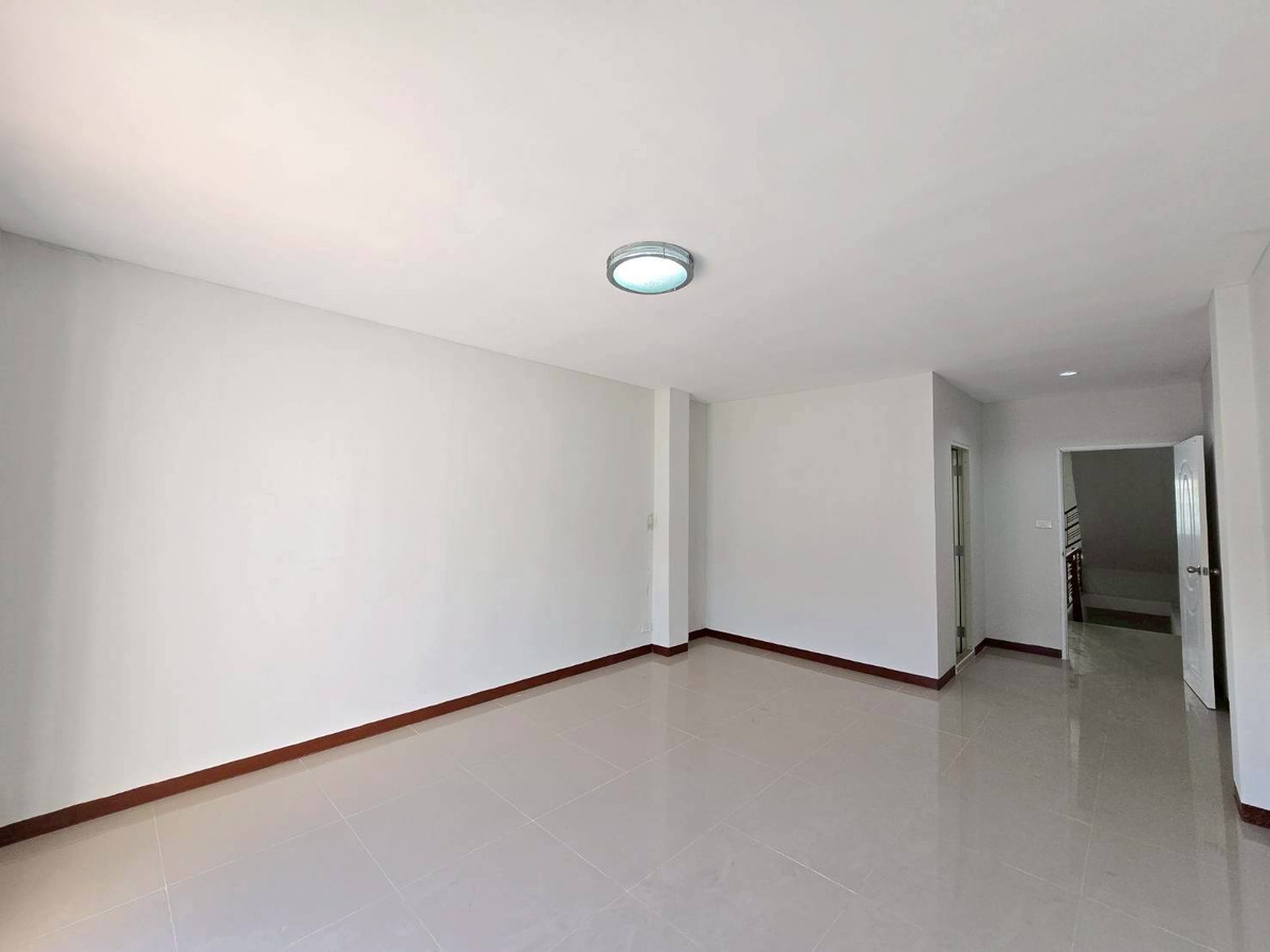 ขายทาวน์โฮมมีนบุรี-ร่มเกล้า : ขายทาวน์โฮม 4 ชั้น รีโนเวทใหม่ ใกล้รถไฟฟ้า สายสีชมพู มีนบุรี (N.1966)