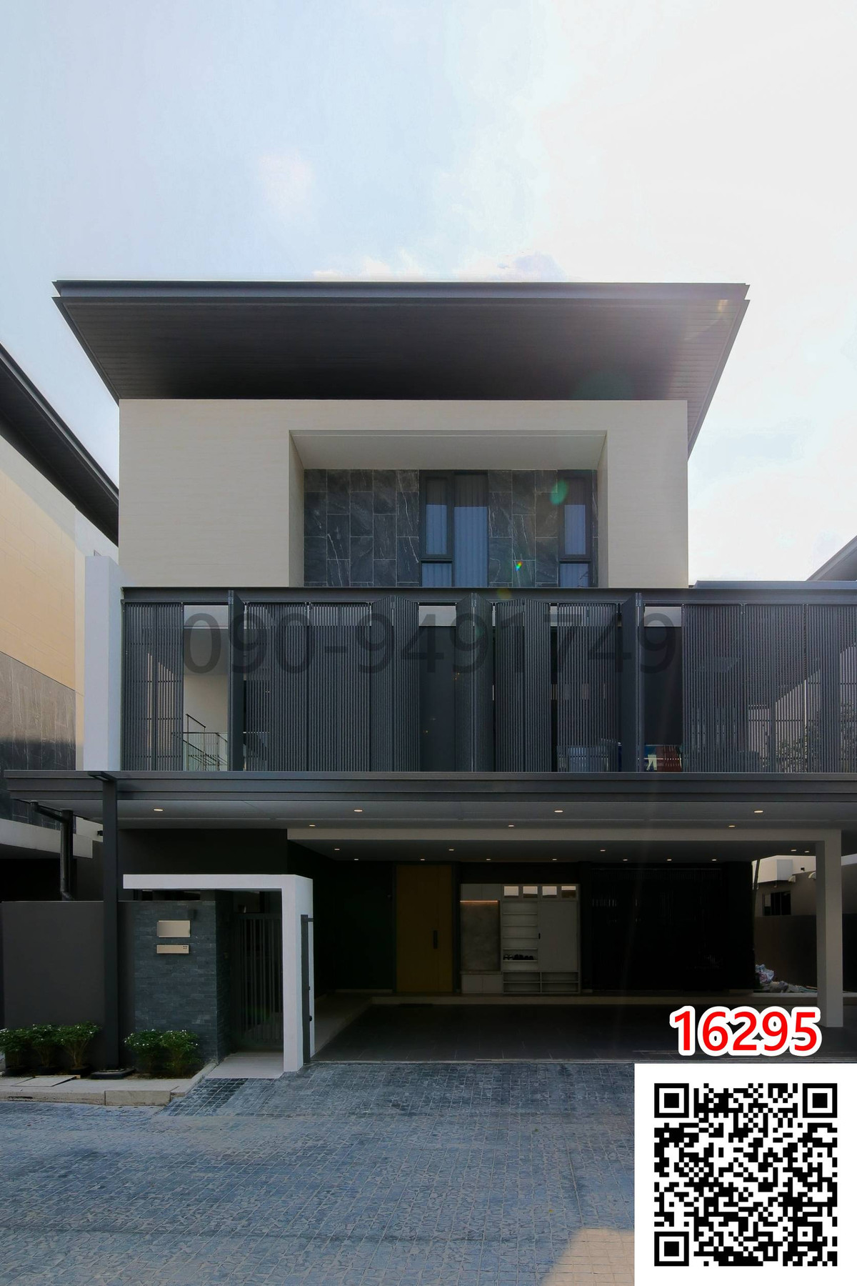 For RentHousePattanakan, Srinakarin : For rent: 3-story detached house, The Urban Reserve project, next to the motorway parallel road.