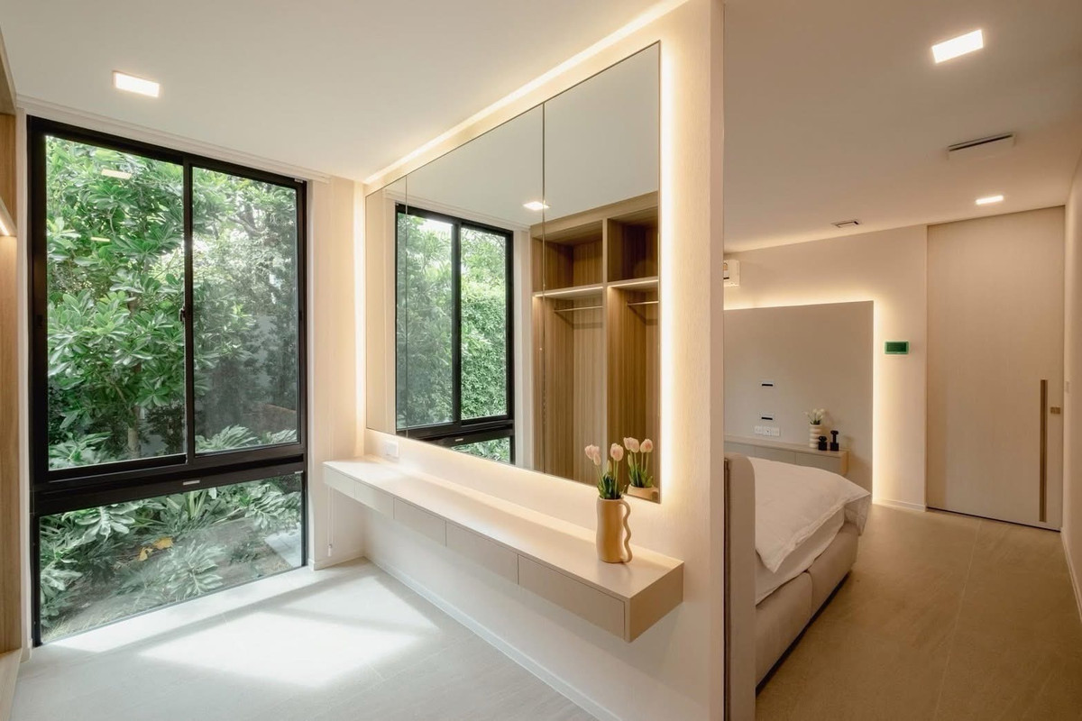 For SaleHousePattanakan, Srinakarin : Luxury 3-Storey Corner Detached House with Private Lift at Vive Krungthep Kreetha Near Wellington College