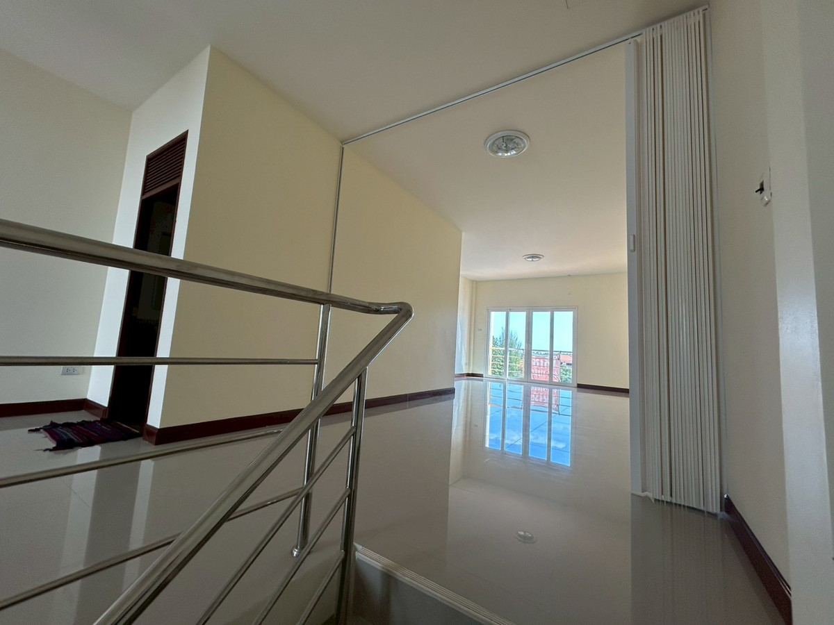 For RentShop HouseRayong : For rent, commercial building/shophouse, 3 floors, next to Buraphapat Road, Ban Chang, Rayong.