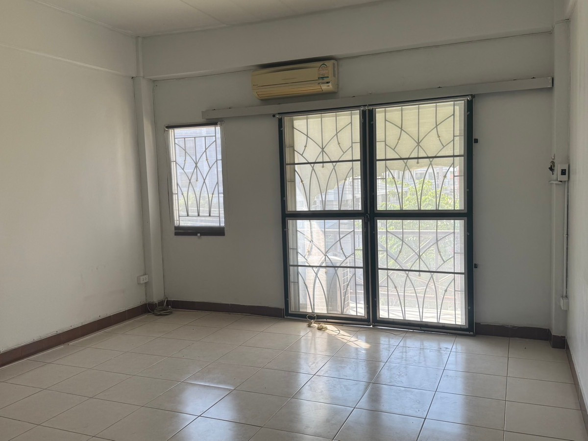 ขายอาคารพาณิชย์นวมินทร์ รามอินทรา : “ตึกติดถนนวัชรพล! เข้าได้ 2 ทาง จอดรถ 4 คัน ราคาแค่ 6.2 ล้าน — หาแบบนี้ไม่ได้ง่าย ๆ นะคะ!”