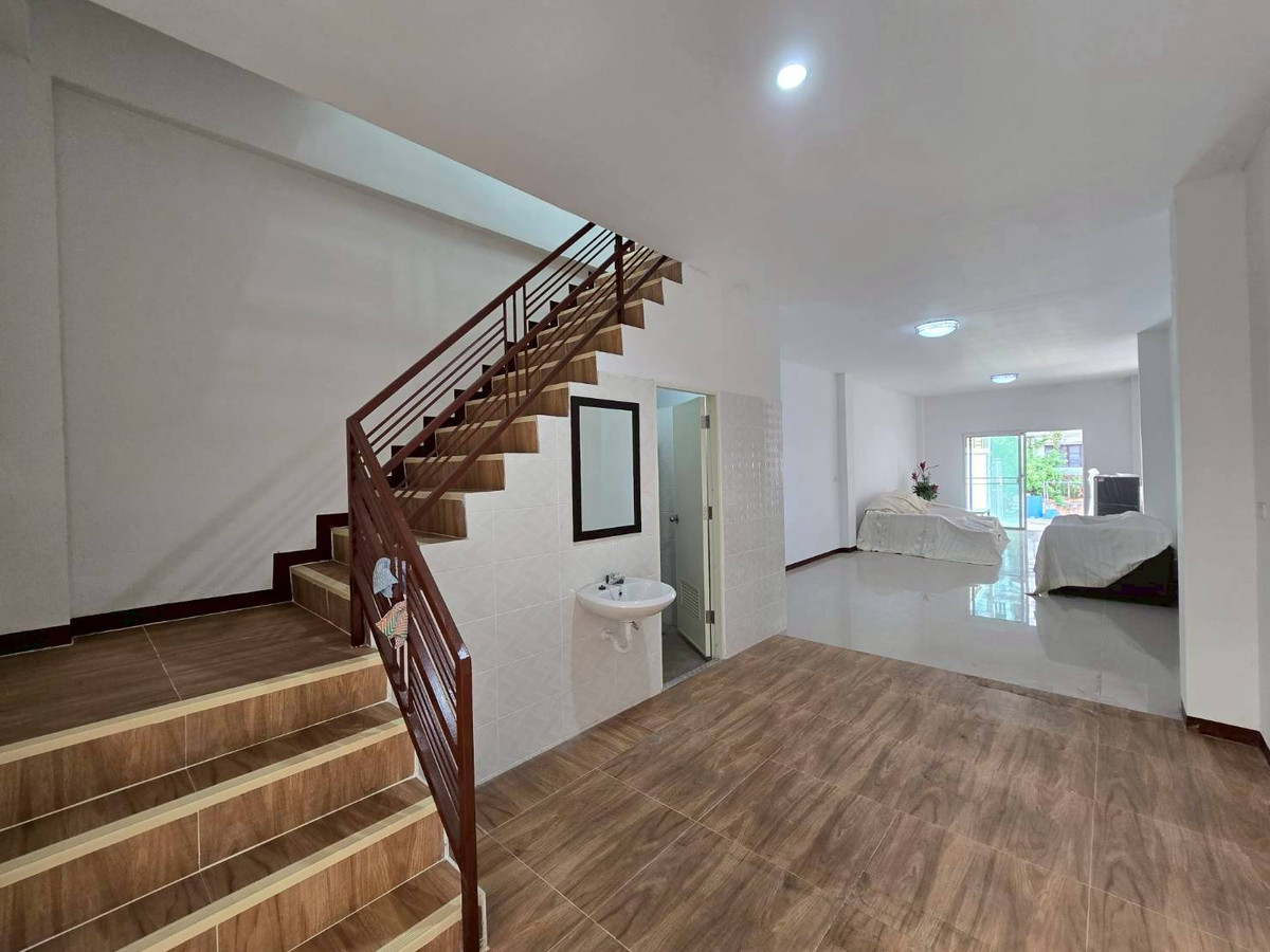 ขายทาวน์โฮมมีนบุรี-ร่มเกล้า : ขายทาวน์โฮม 4 ชั้น รีโนเวทใหม่ ใกล้รถไฟฟ้า สายสีชมพู มีนบุรี (N.1966)