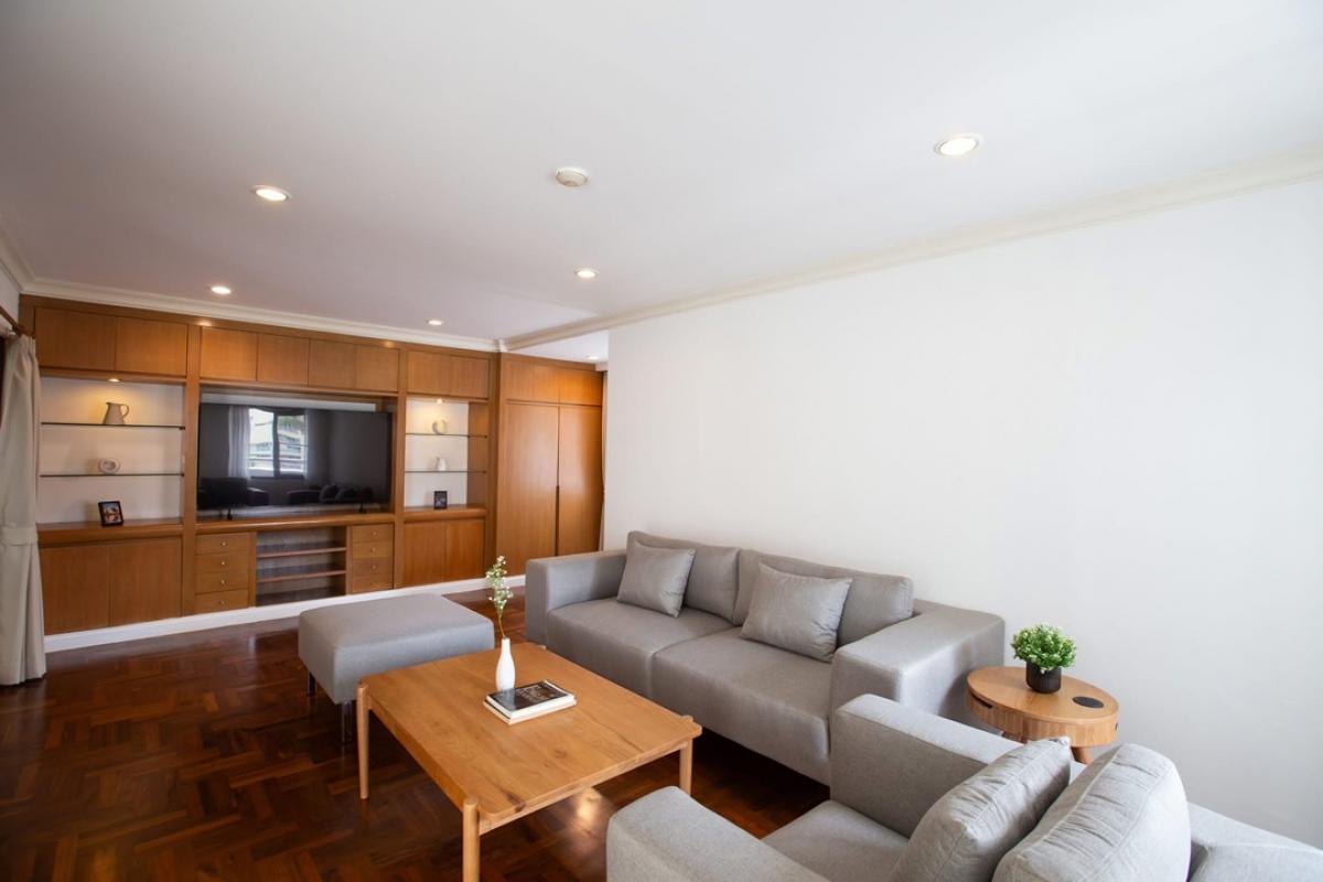 ให้เช่าคอนโดสุขุมวิท อโศก ทองหล่อ : Pets friendly condo for rent zone Sukhumvit near BTS Phrompong  378 sqm. 4beds 5baths 6th fl. Fully Furnished