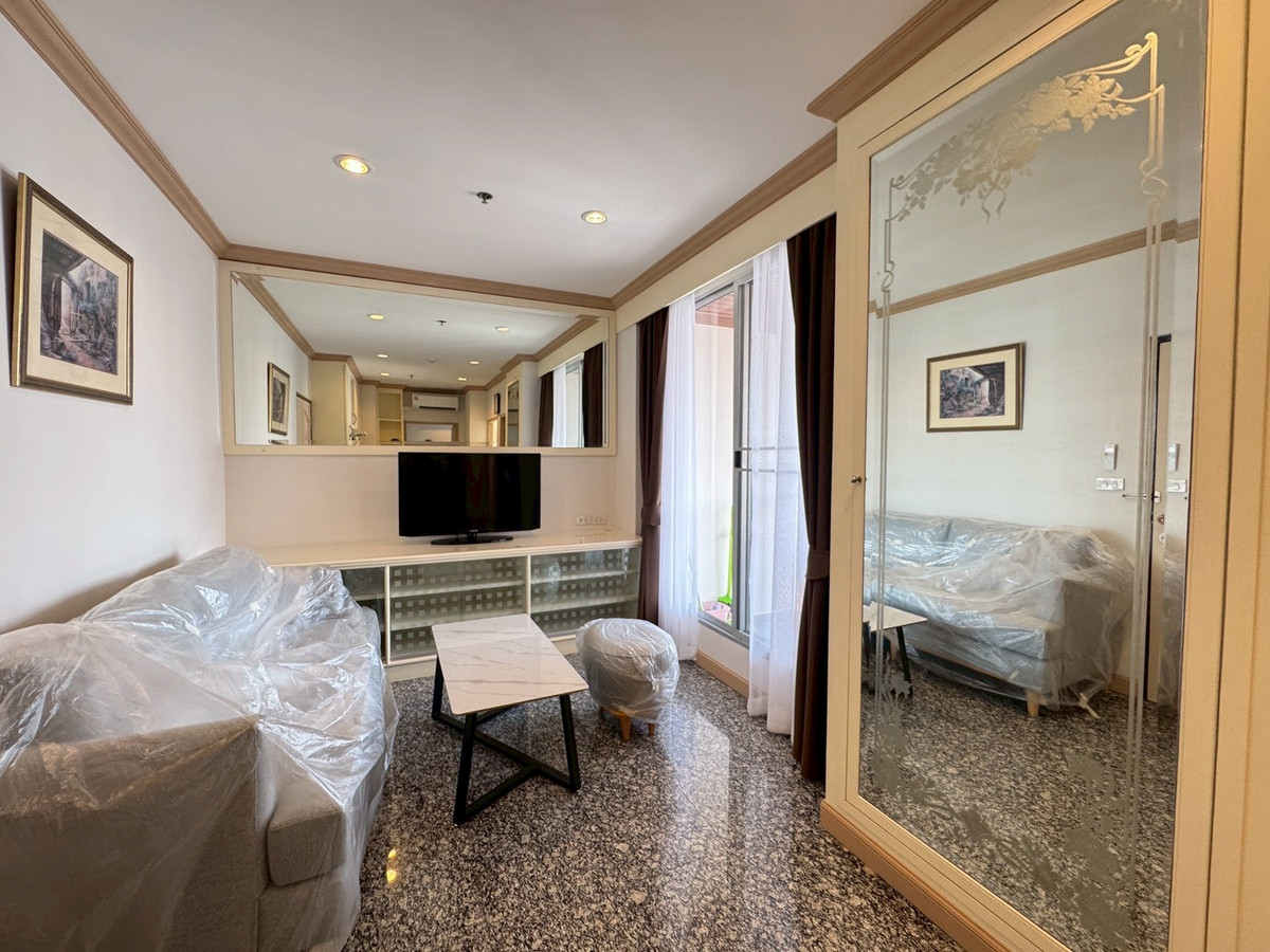 For SaleCondoRatchathewi,Phayathai : Condo for sale near BTS Phaya Thai, large room 50 sq m, 2 bedrooms, 1 bathroom, Pathumwan Resort project. Newly renovated using good materials.