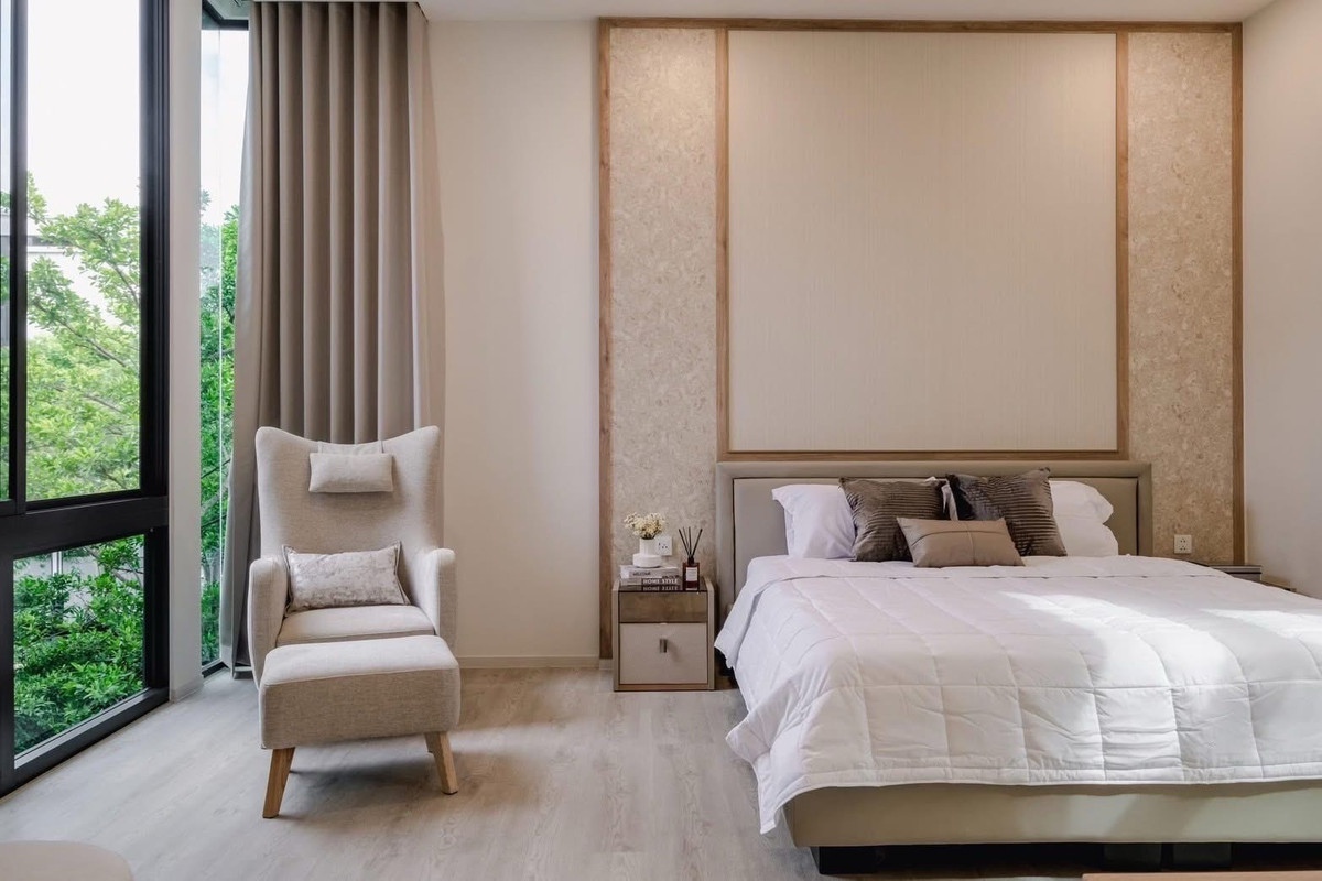 For SaleHousePattanakan, Srinakarin : Luxury 3-Storey Corner Detached House with Private Lift at Vive Krungthep Kreetha Near Wellington College