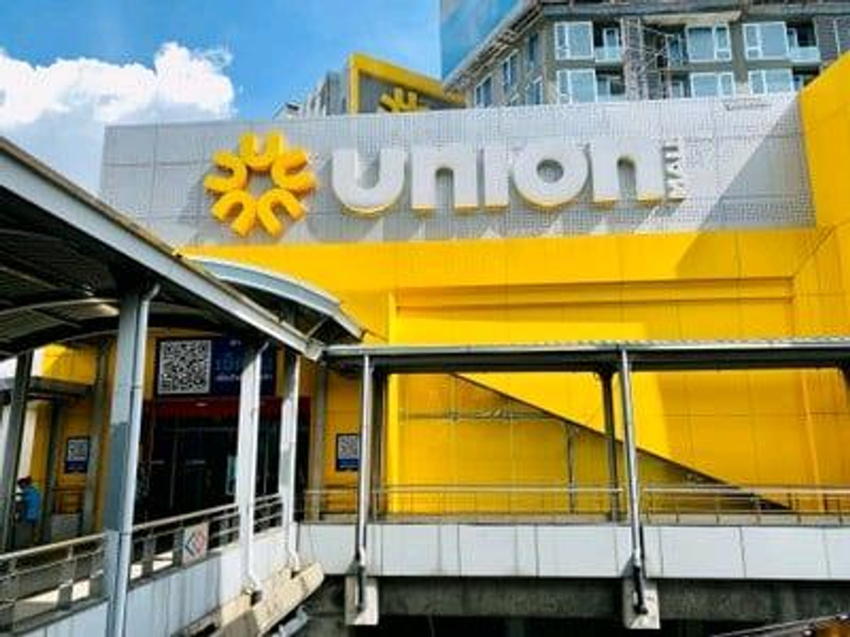 อาคารพาณิชย์ลาดพร้าว เซ็นทรัลลาดพร้าว : ให้เช่าอาคารใหญ่ 2 คูหา  3 ชั้น  ทำเลทองห้าแยกลาดพร้าว — ปักหมุดธุรกิจของคุณในจุดที่ Traffic หนาแน่นที่สุด
โอกาสสุดท้ายสำหรับแบรนด์ที่ต้องการพื้นที่ Commercial Space บนทำเลศักยภาพสูงสุด เชื่อมต่อทั้ง MRT พหลโยธิน และ BTS ห้าแยกลาดพร้าว