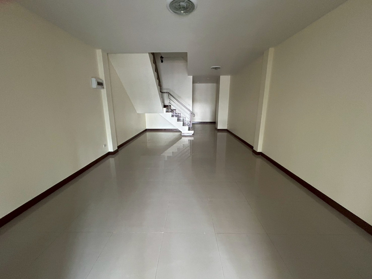 For RentShop HouseRayong : For rent, commercial building/shophouse, 3 floors, next to Buraphapat Road, Ban Chang, Rayong.