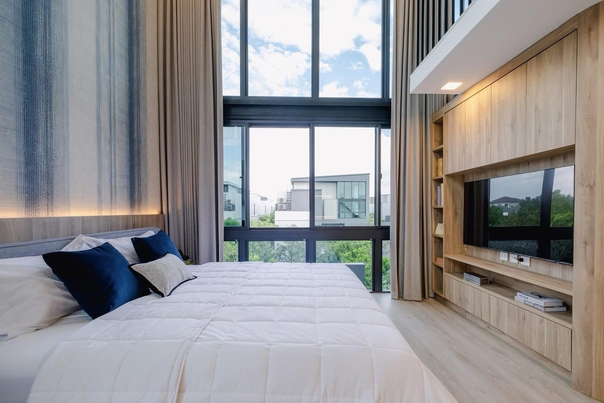 For SaleHousePattanakan, Srinakarin : Luxury 3-Storey Corner Detached House with Private Lift at Vive Krungthep Kreetha Near Wellington College